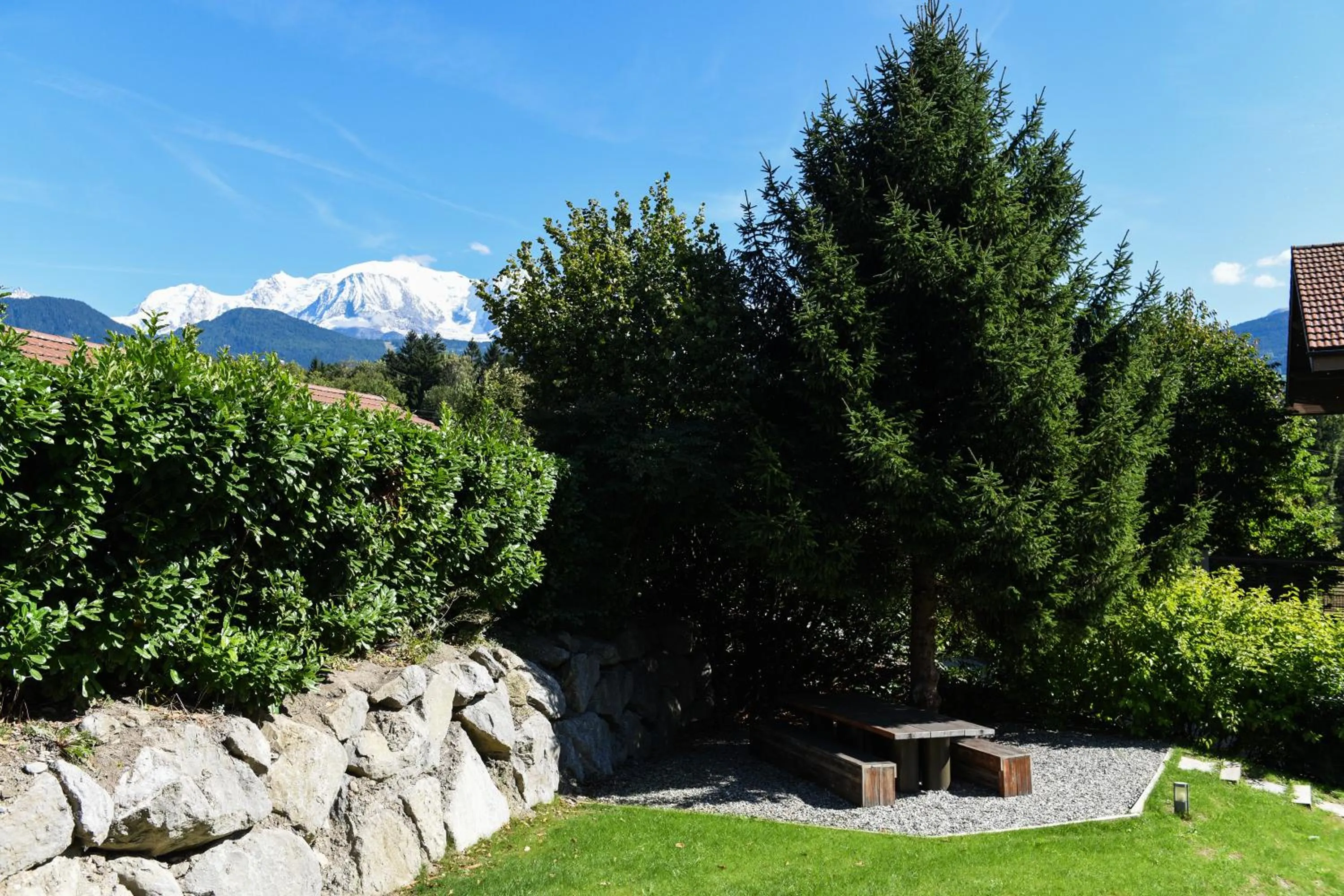 Garden view in Best Western Plus Pays du Mont Blanc