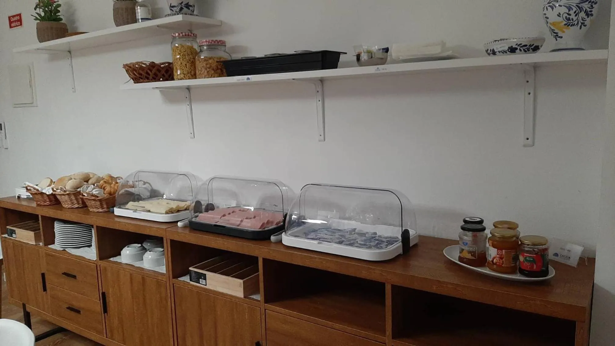 Breakfast in Lagoa Hostel & Suites