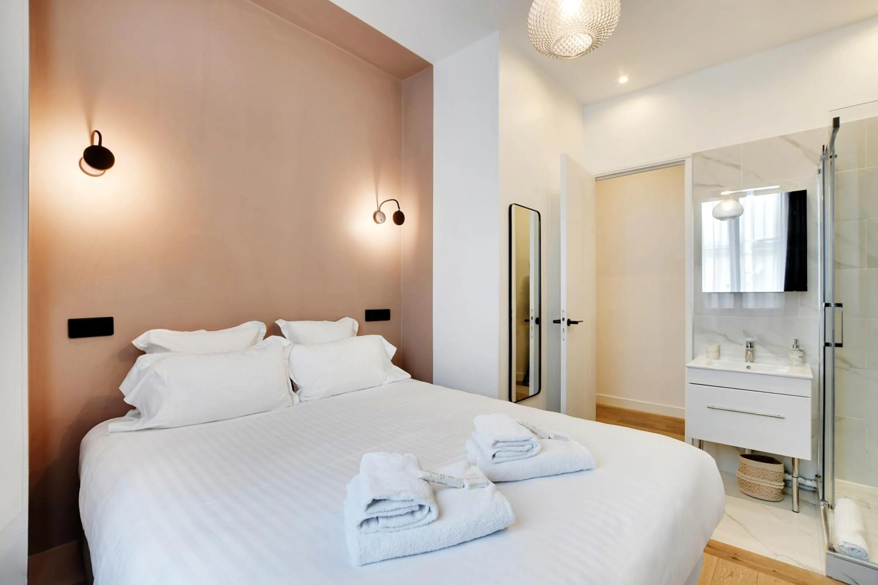 Shower, Bed in Pick A Flat's Apartment in Reuilly-Diderot - Rue Claude Tillier