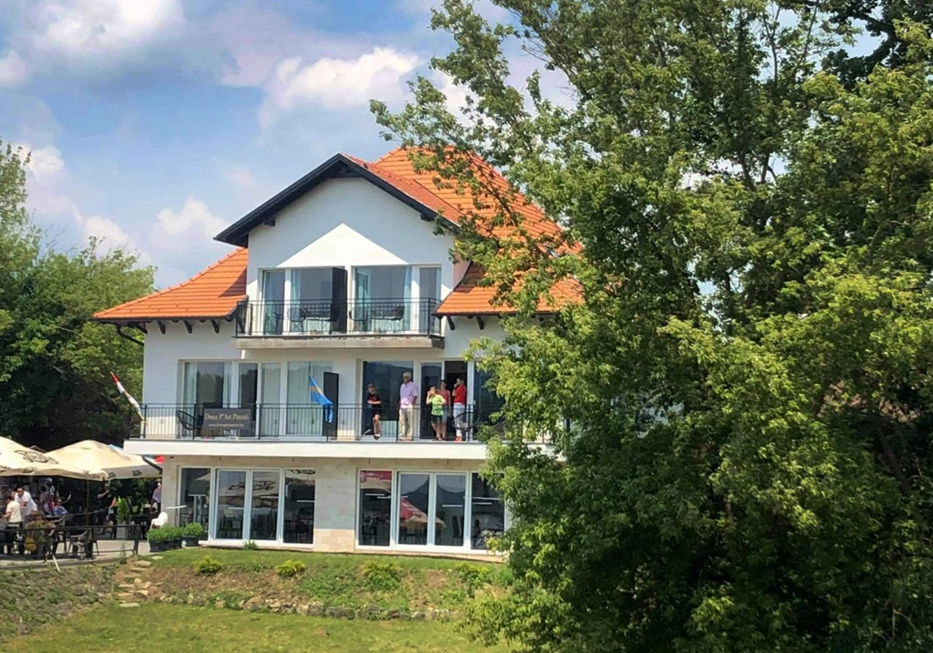 Property building in Duna P'Art Panzió