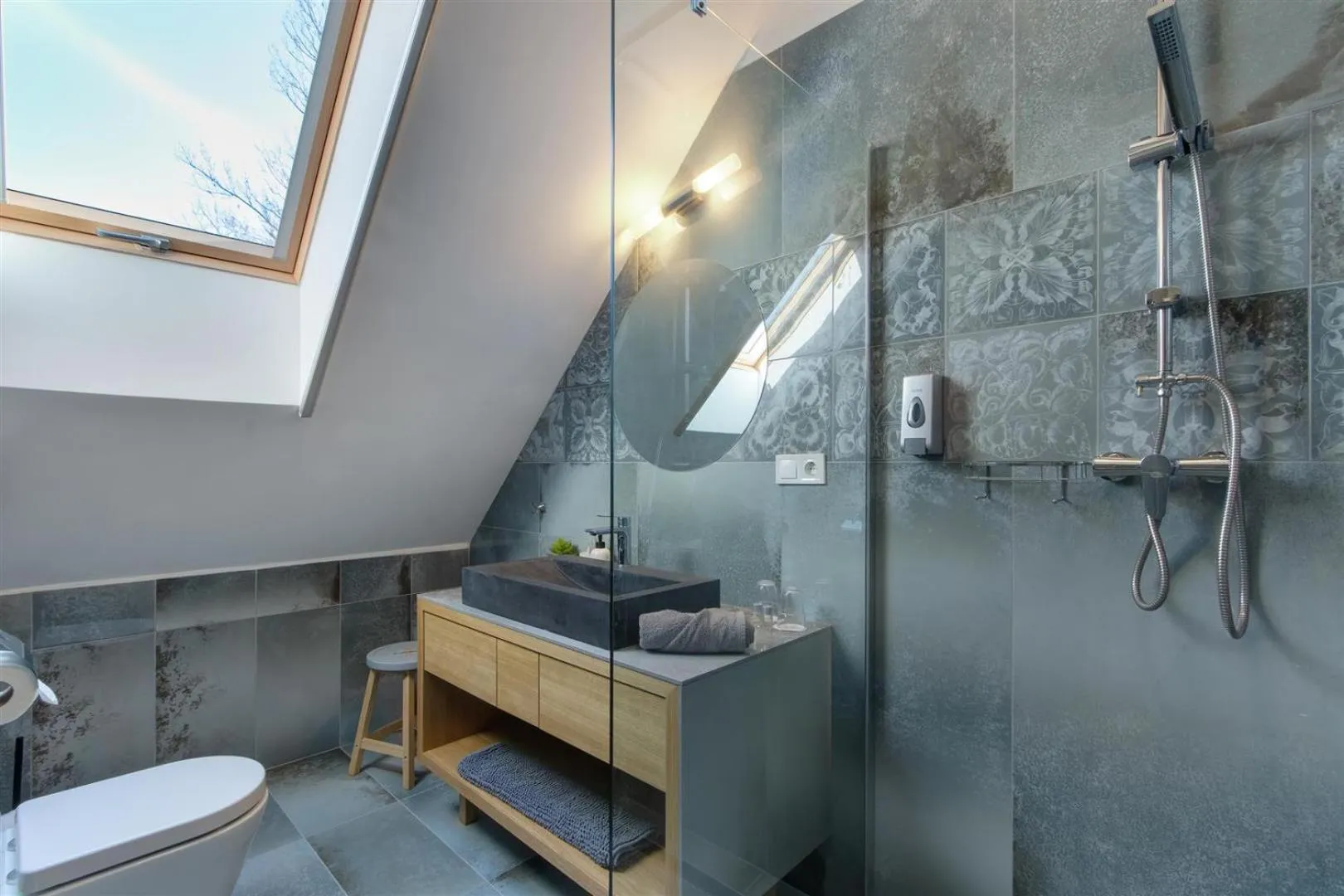 Shower in Duna P'Art Panzió