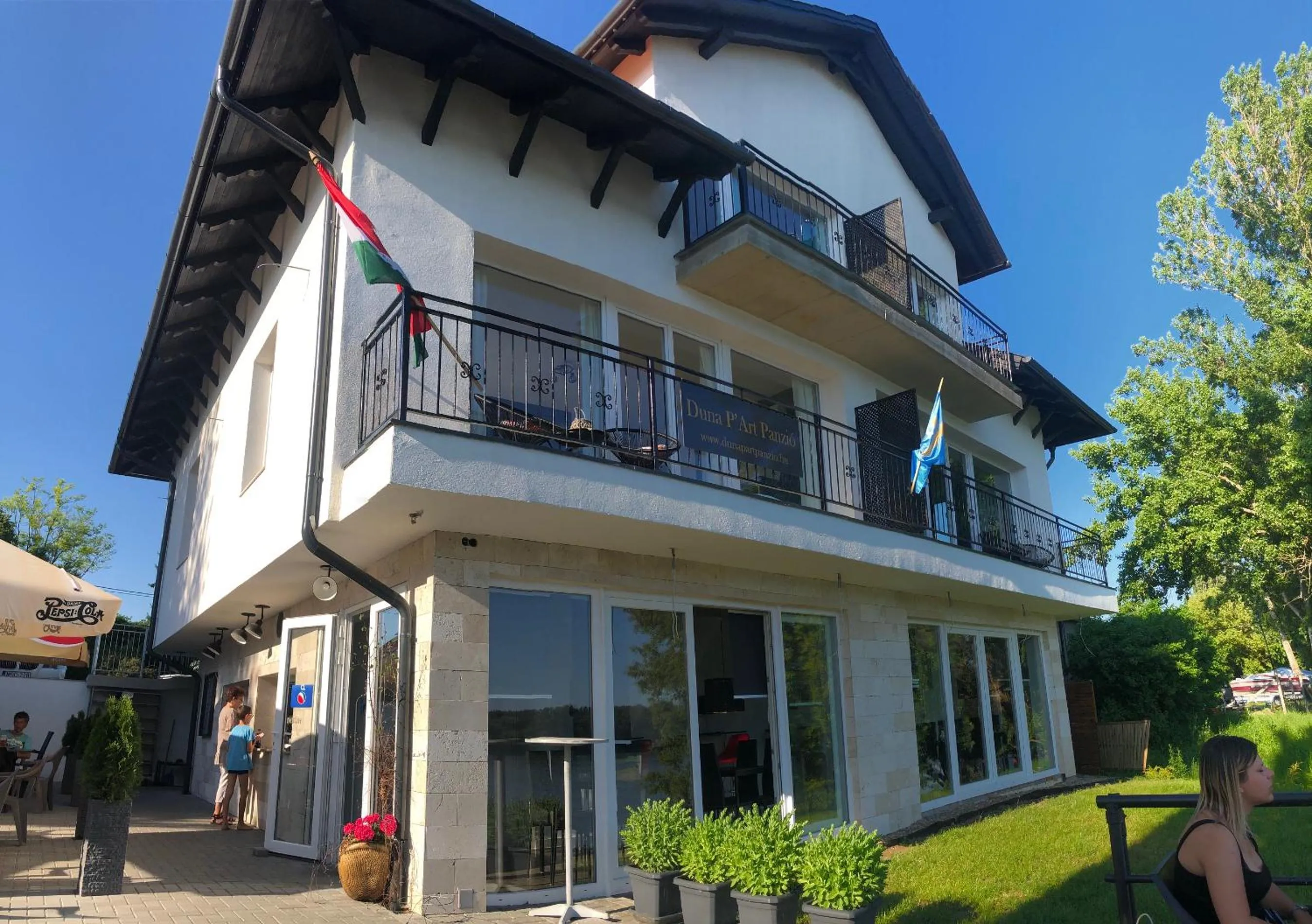 Property building in Duna P'Art Panzió