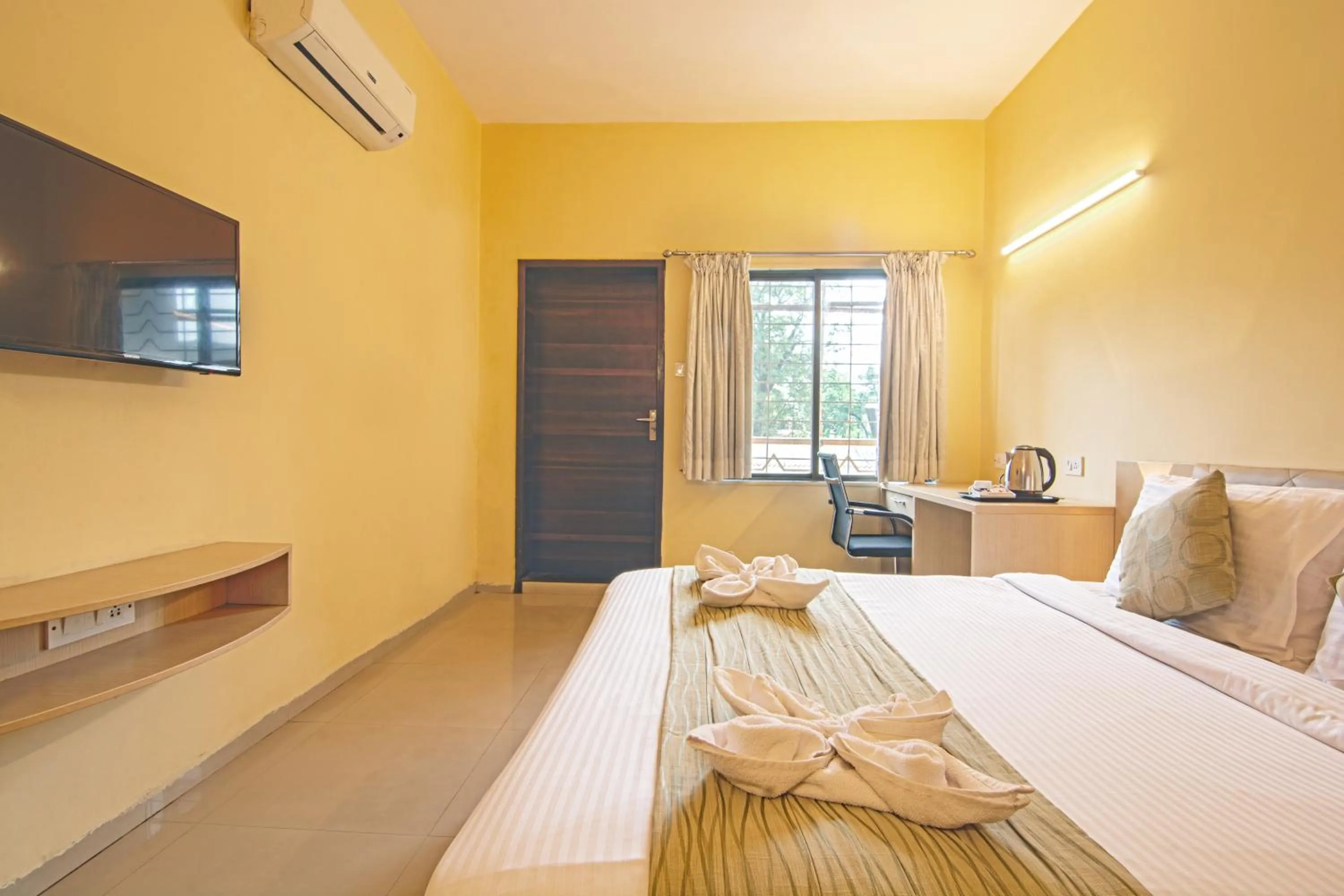 TV and multimedia, Bed in Aron Resort Lonavala - Near Old Mumbai Pune Highway