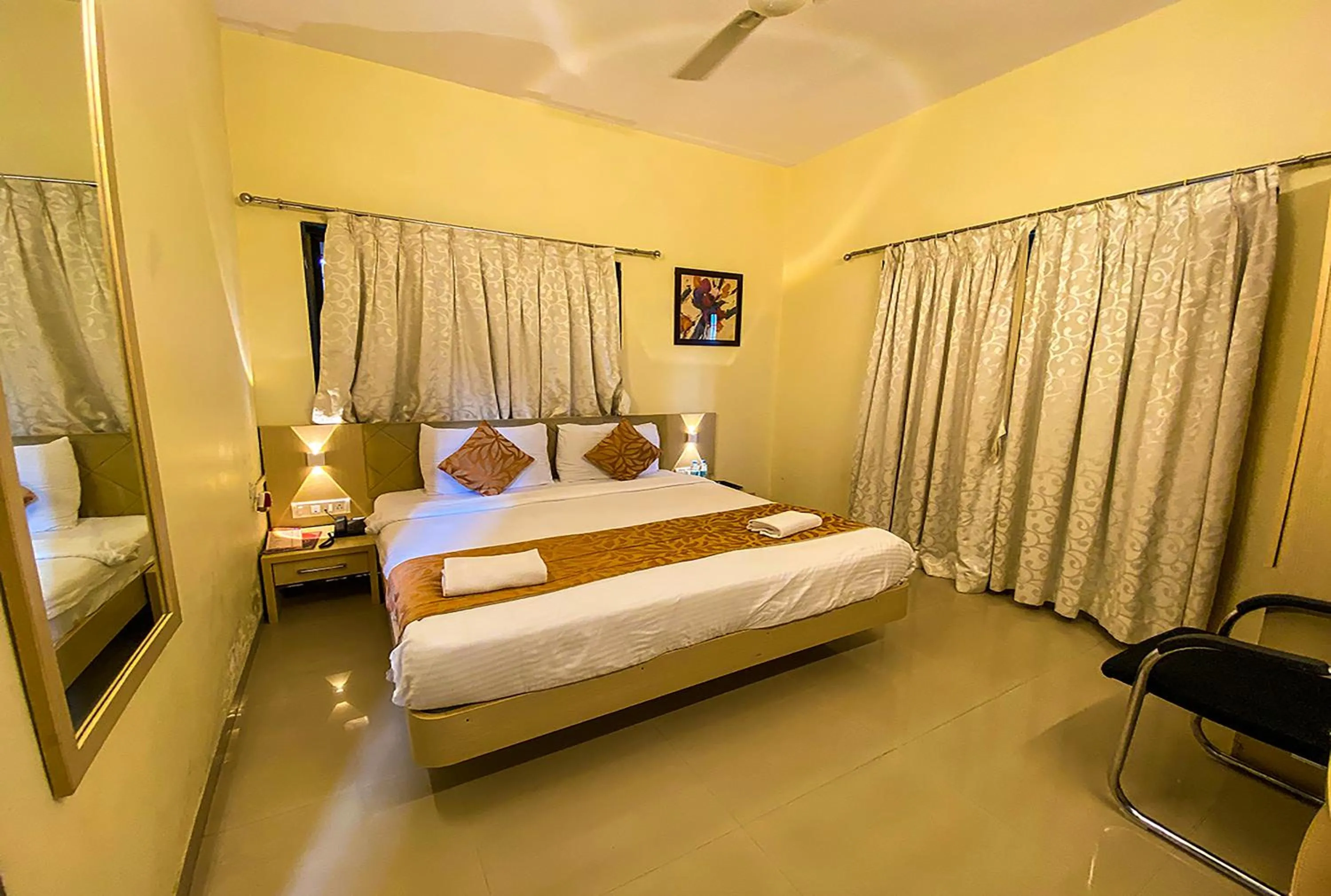 Bedroom, Bed in Aron Resort Lonavala - Near Old Mumbai Pune Highway
