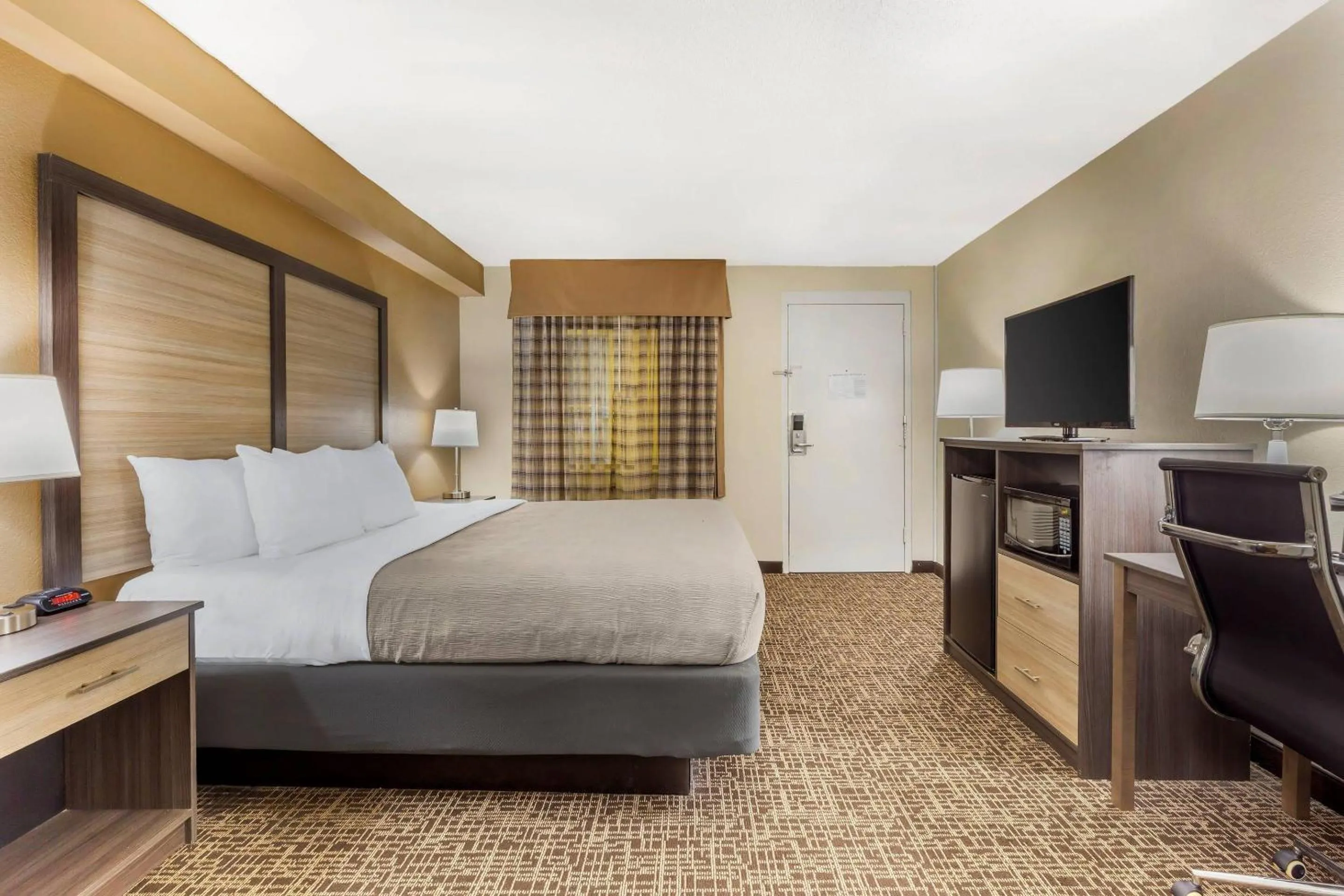 Bedroom, Bed in Quality Inn & Suites Spring Lake - Fayetteville near Fort Bragg