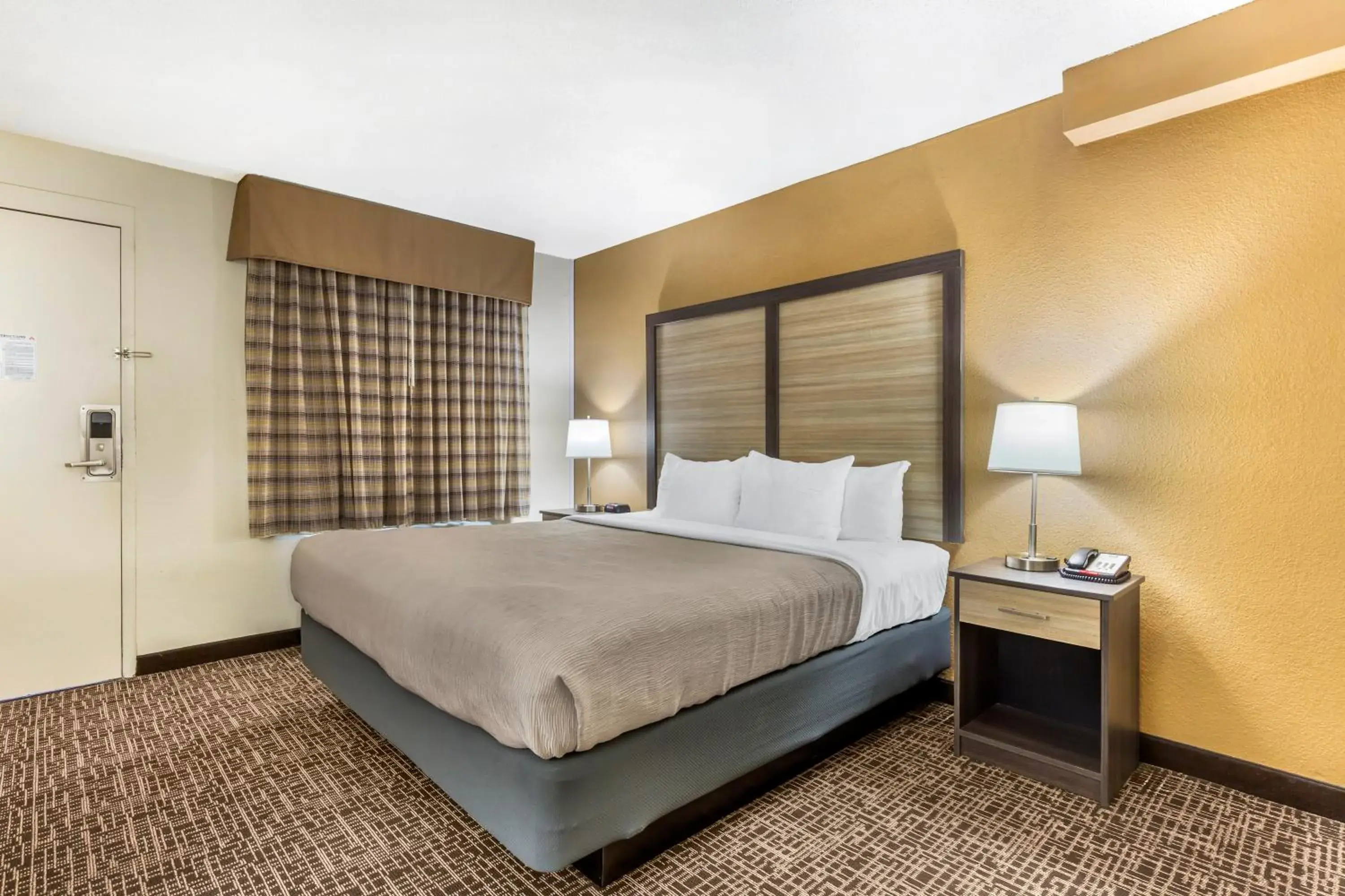 Efficiency King Suite - Non Smoking in Quality Inn & Suites Spring Lake - Fayetteville near Fort Bragg Efficiency King Suite - Non Smoking in Quality Inn & Suites Spring Lake - Fayetteville near Fort Bragg