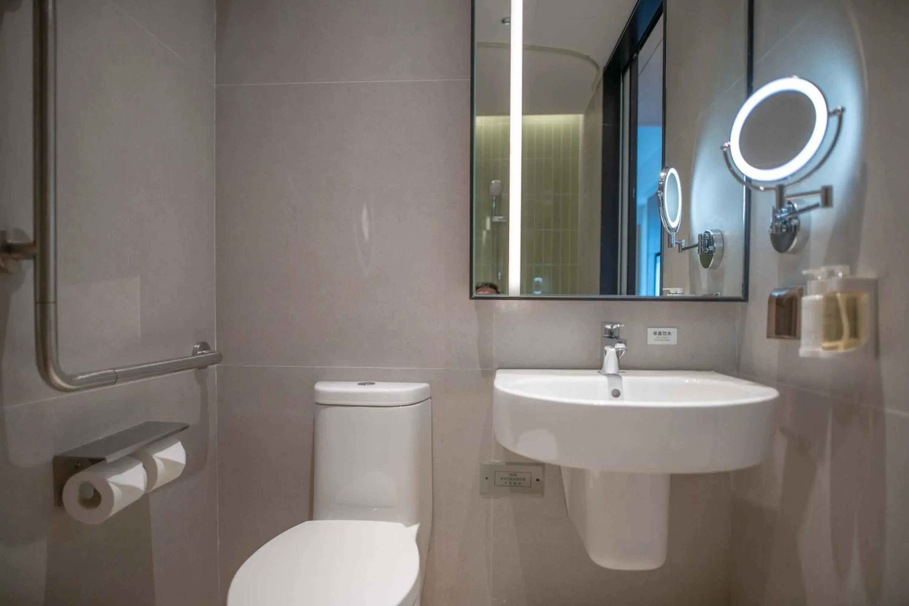 Standard King Room - Disability Access in Holiday Inn Qinhuangdao Haigang Standard King Room - Disability Access in Holiday Inn Qinhuangdao Haigang