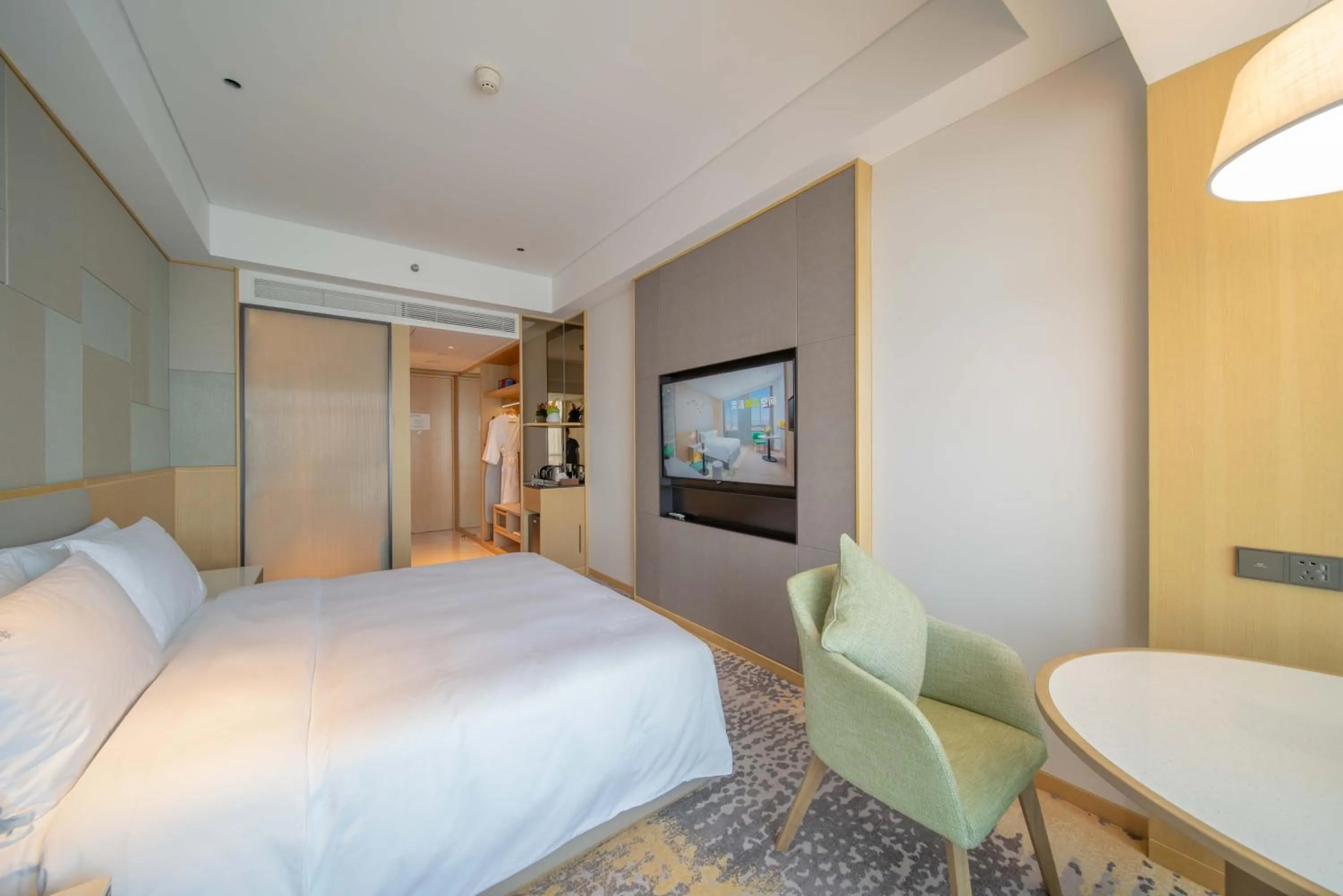 Bed in Holiday Inn Qinhuangdao Haigang