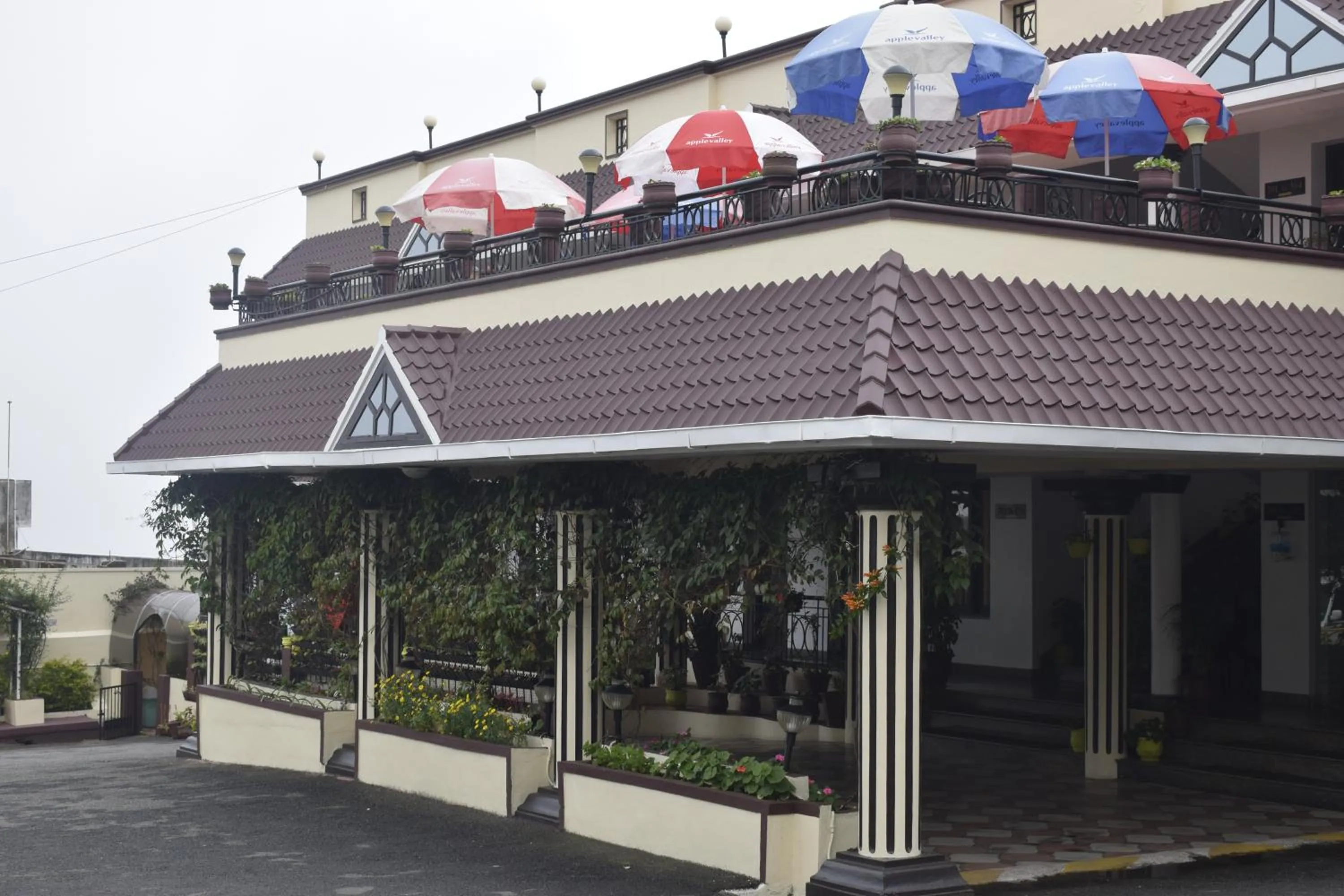 Property building in Hotel Apple Valley