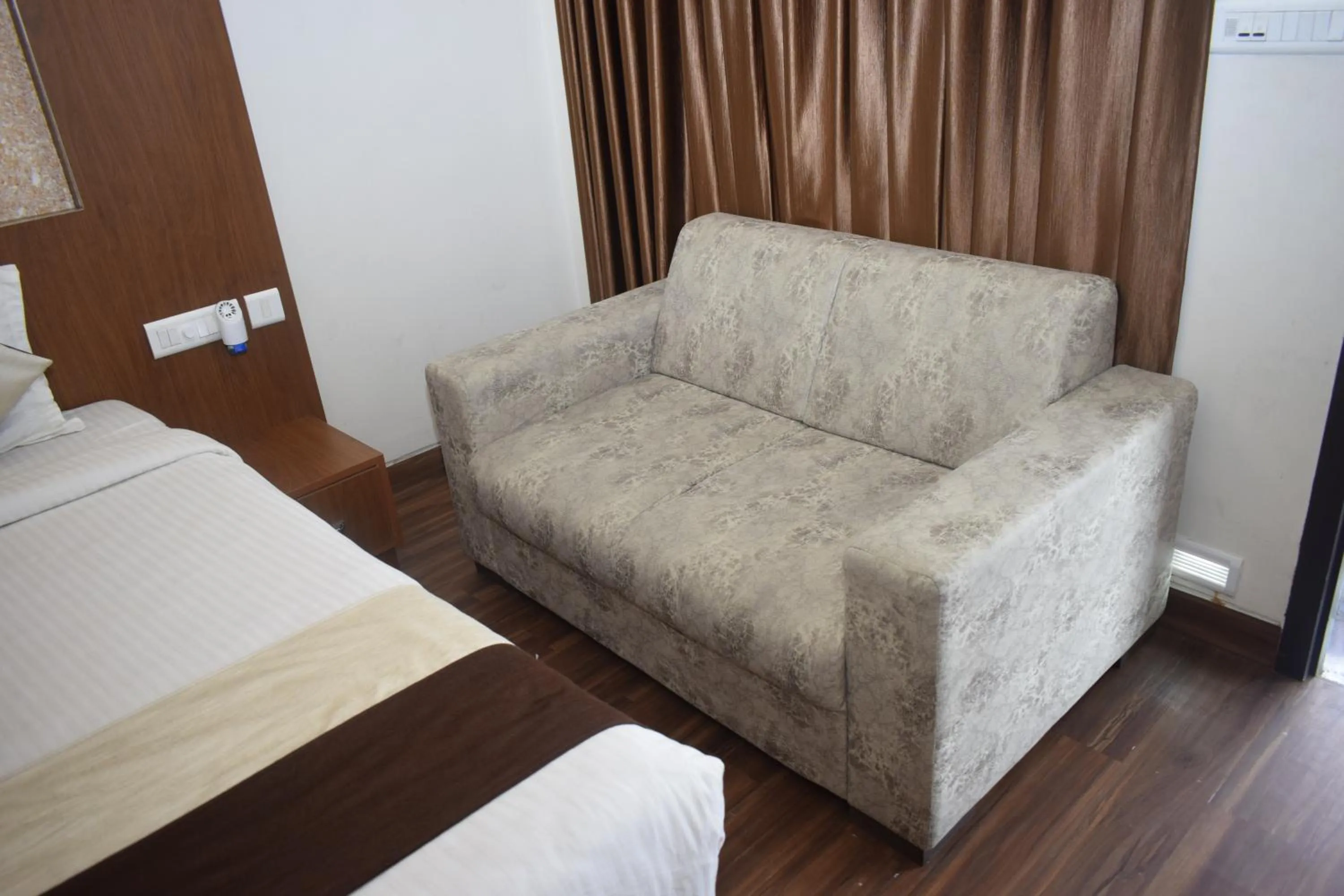 Seating area, Bed in Hotel Apple Valley