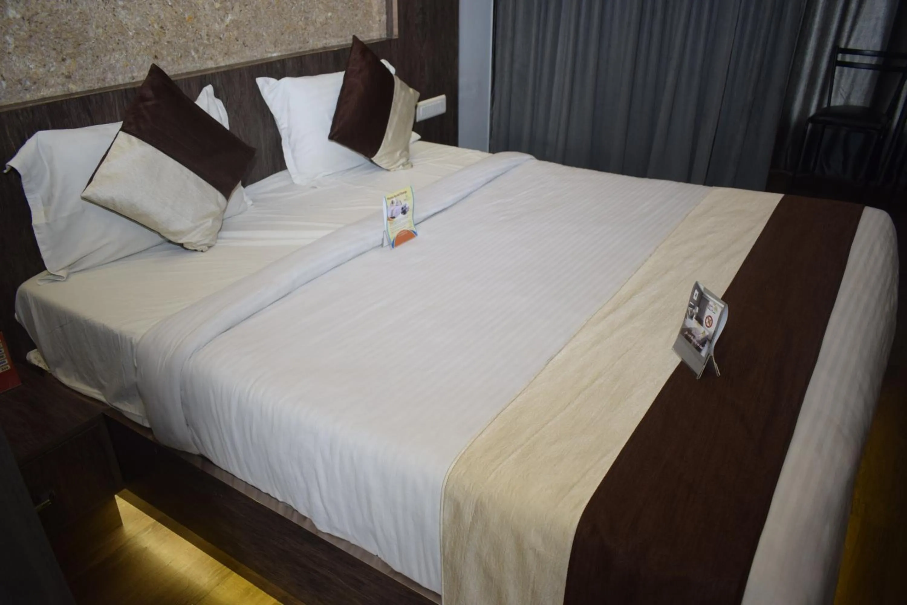 Bedroom, Bed in Hotel Apple Valley