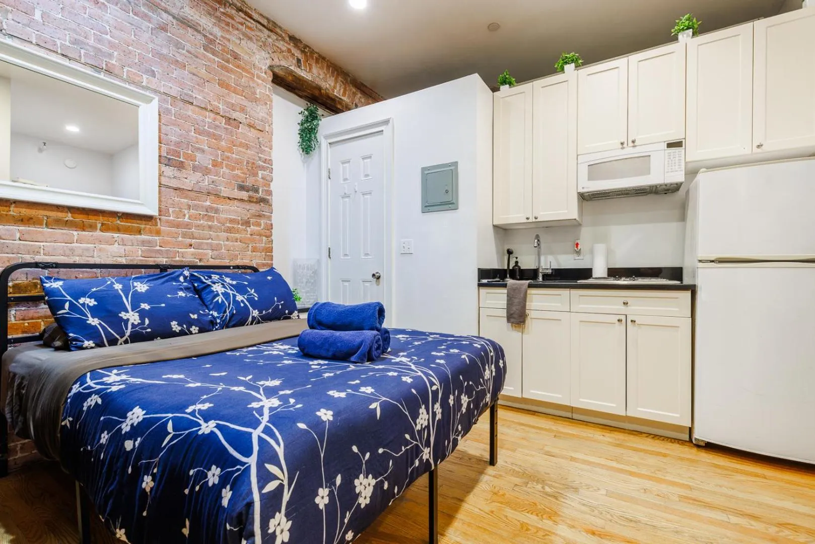 Kitchen or kitchenette, Bed in Studios in New York