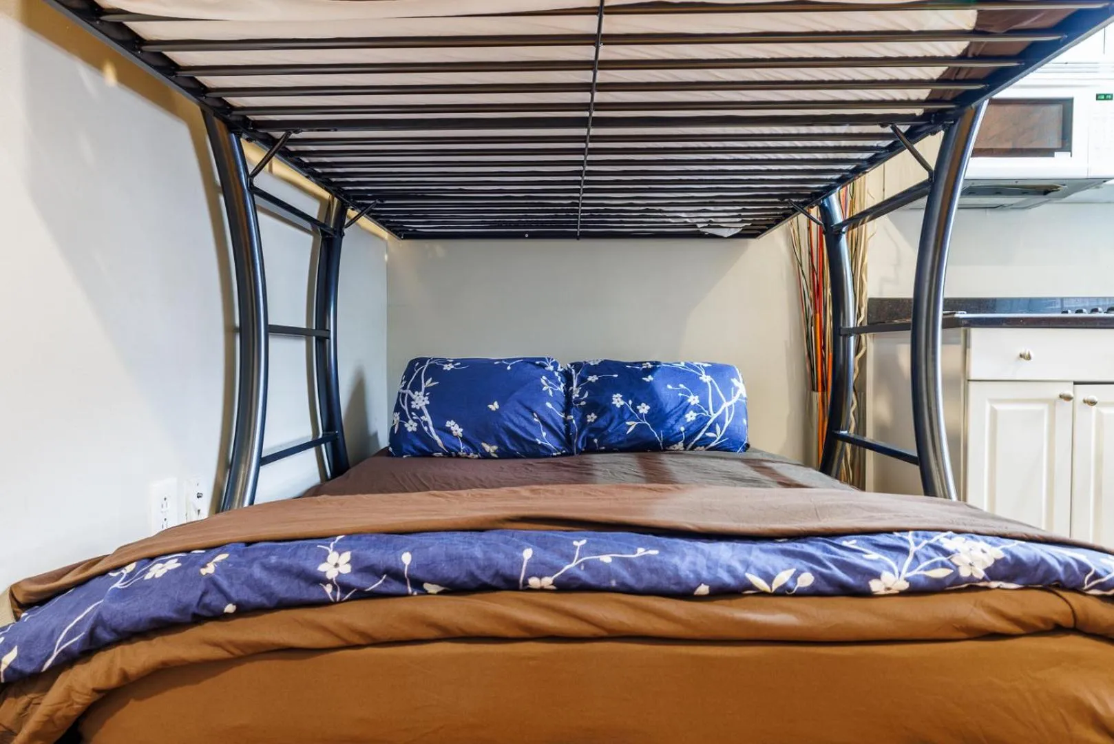 Kitchen or kitchenette, Bed in Studios in New York