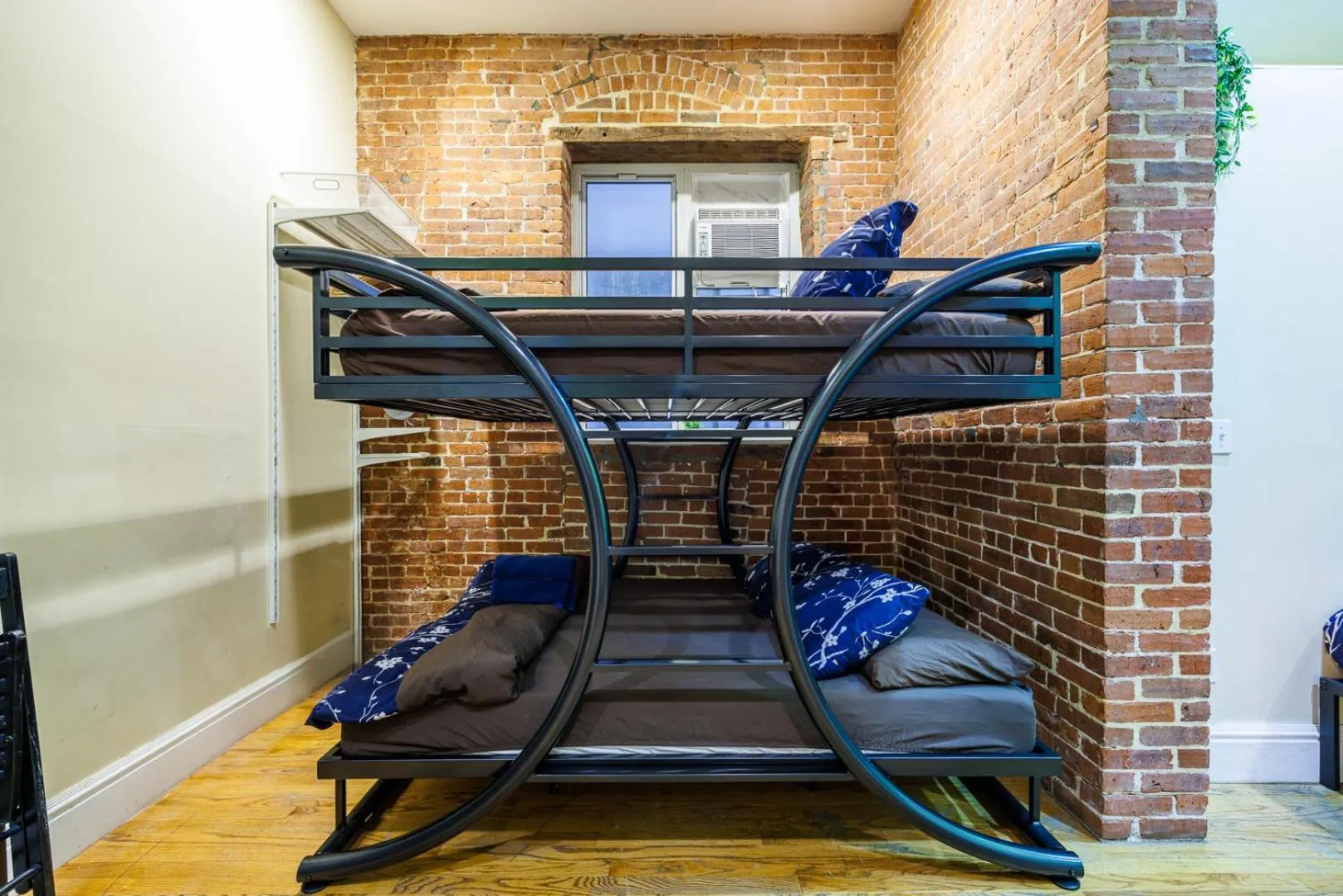 Photo of the whole room in Studios in New York