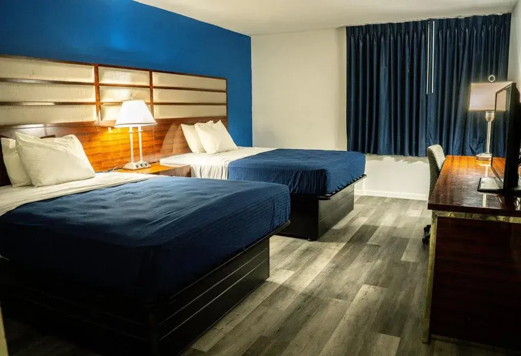 Bedroom, Bed in Royal Inn & Suites Bedroom, Bed in Royal Inn & Suites