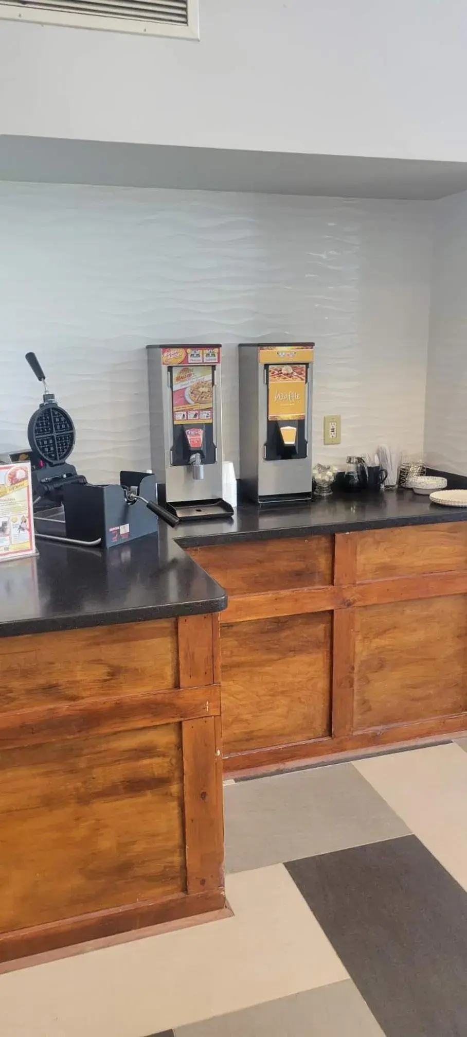 Breakfast in Royal Inn & Suites Breakfast in Royal Inn & Suites