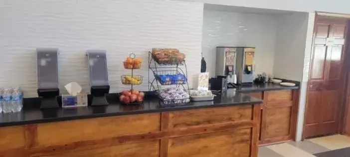 Breakfast in Royal Inn & Suites Breakfast in Royal Inn & Suites