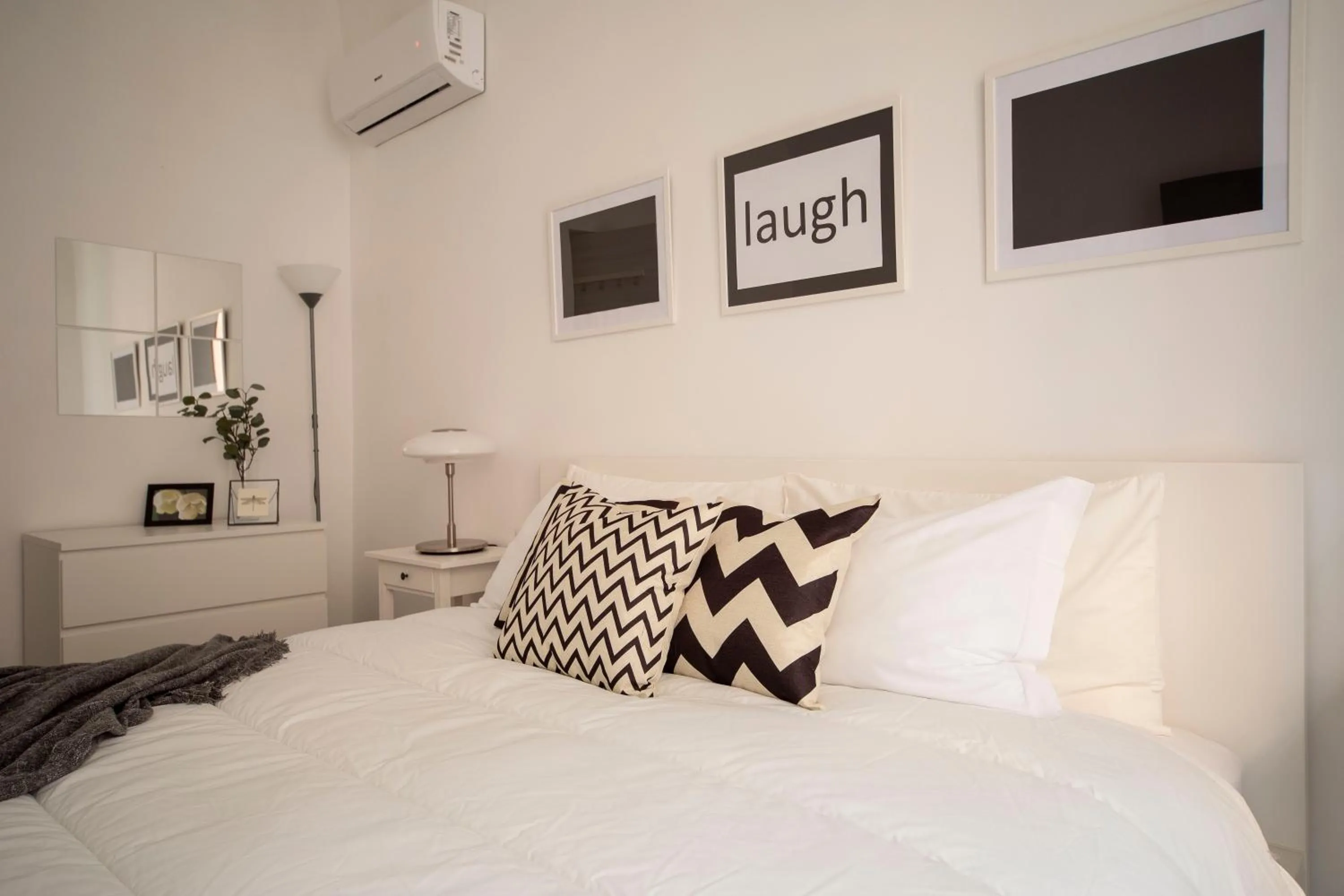 Photo of the whole room, Bed in FLAT 07 - New Opening