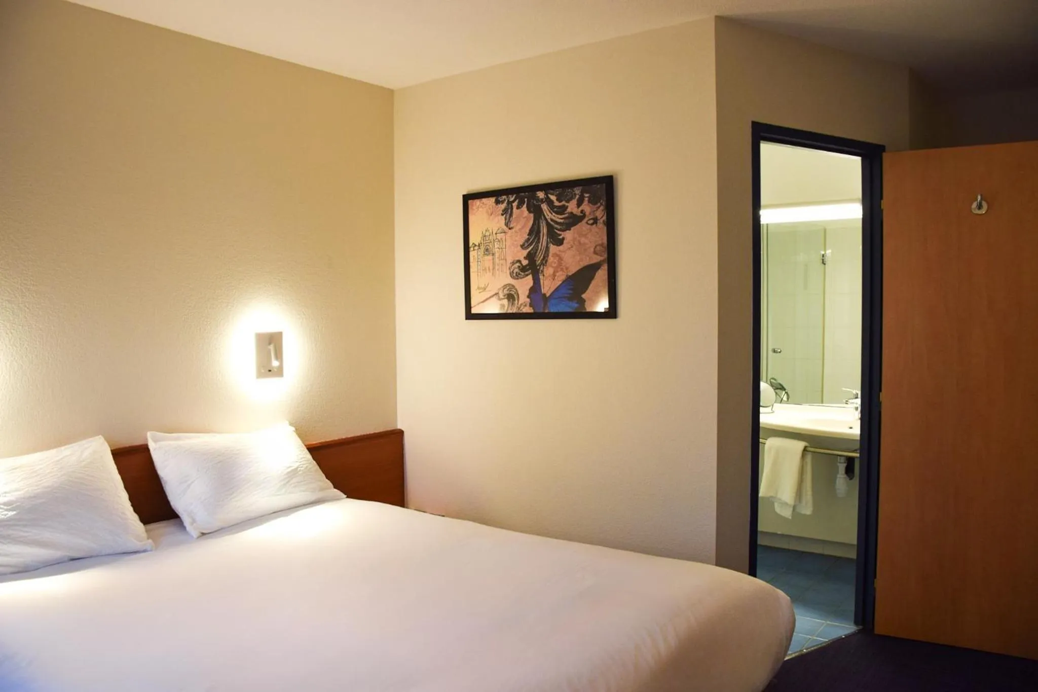 Bedroom, Bed in B&B HOTEL Rodez Bourran