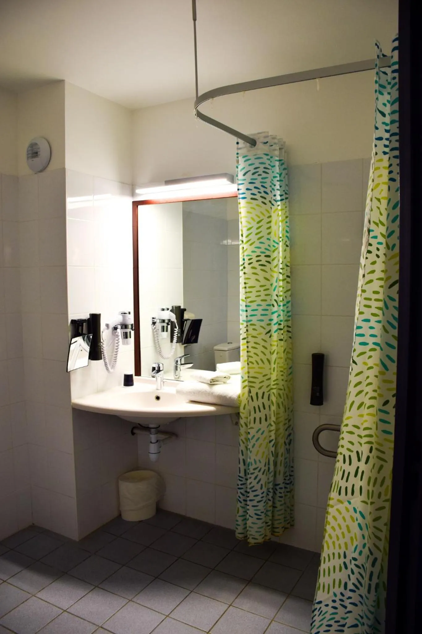 Shower in B&B HOTEL Rodez Bourran