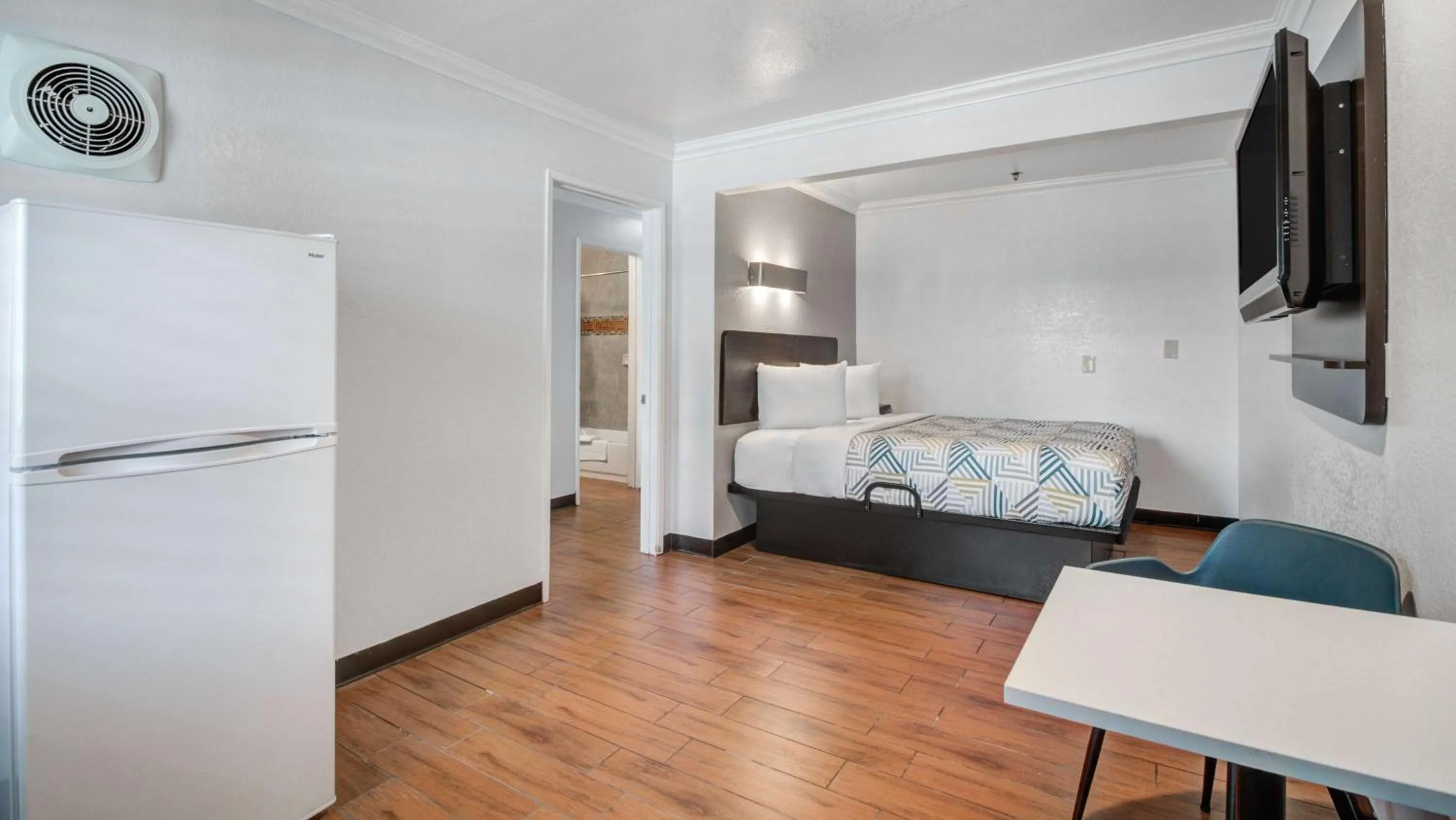 Photo of the whole room, Bed in Studio 6 Ontario CA Convention Center Airport