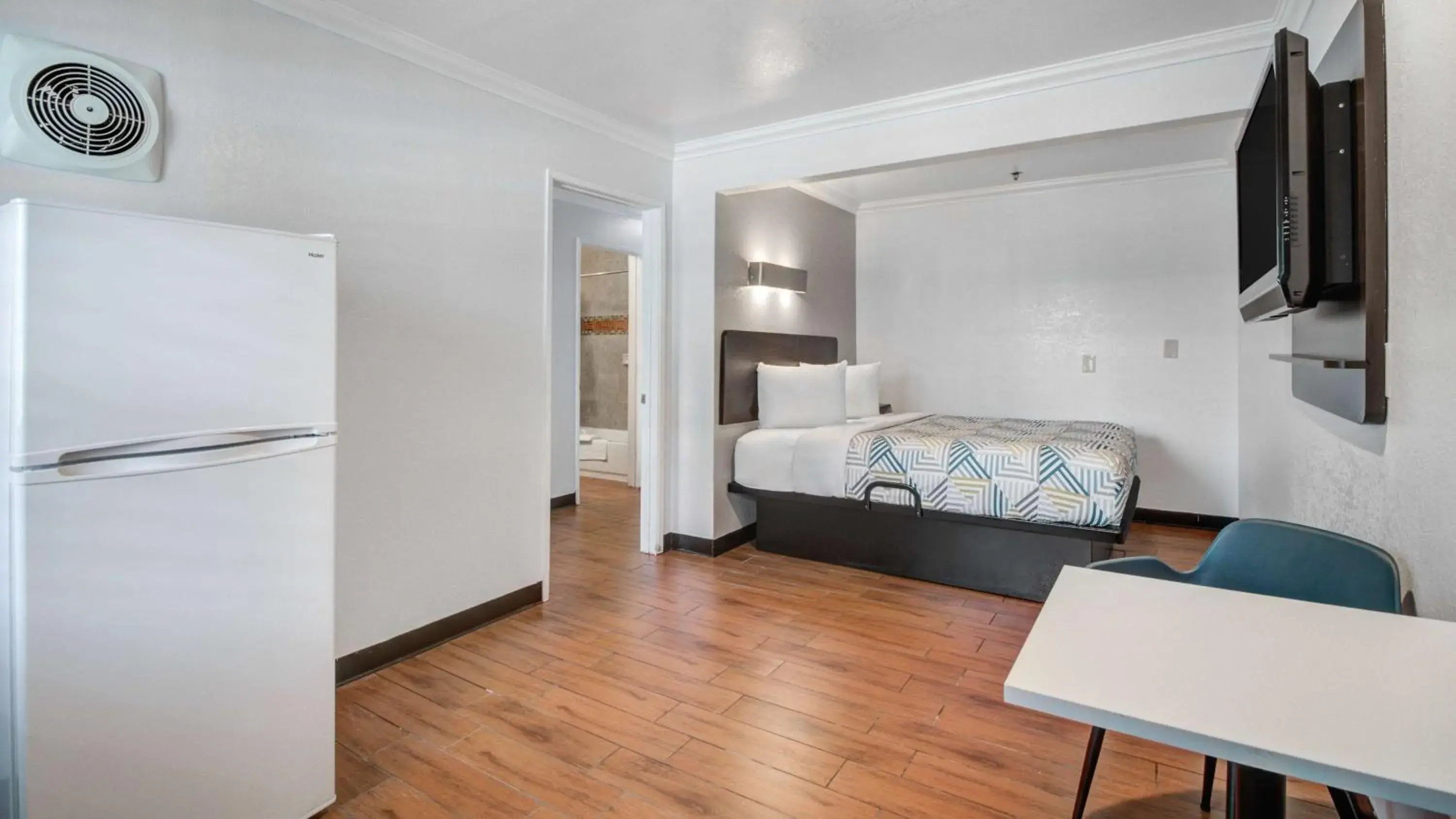 Photo of the whole room, Bed in Studio 6 Ontario CA Convention Center Airport Photo of the whole room, Bed in Studio 6 Ontario CA Convention Center Airport