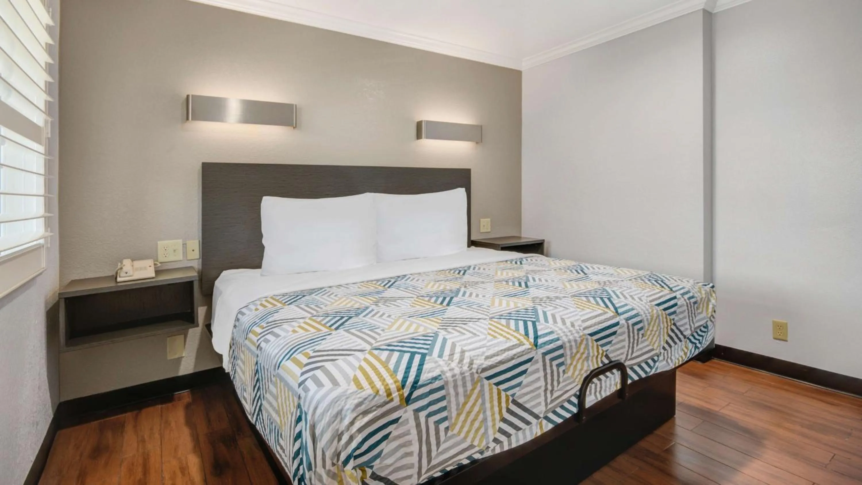 Photo of the whole room, Bed in Studio 6 Ontario CA Convention Center Airport