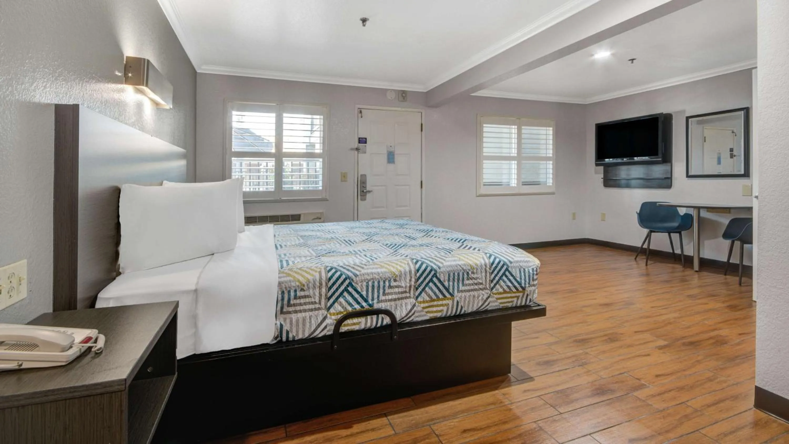 Photo of the whole room, Bed in Studio 6 Ontario CA Convention Center Airport