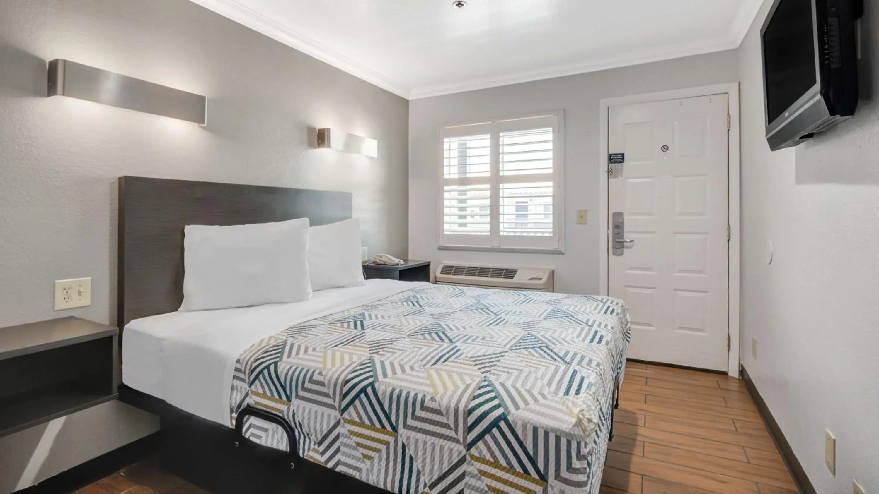 Photo of the whole room, Bed in Studio 6 Ontario CA Convention Center Airport Photo of the whole room, Bed in Studio 6 Ontario CA Convention Center Airport