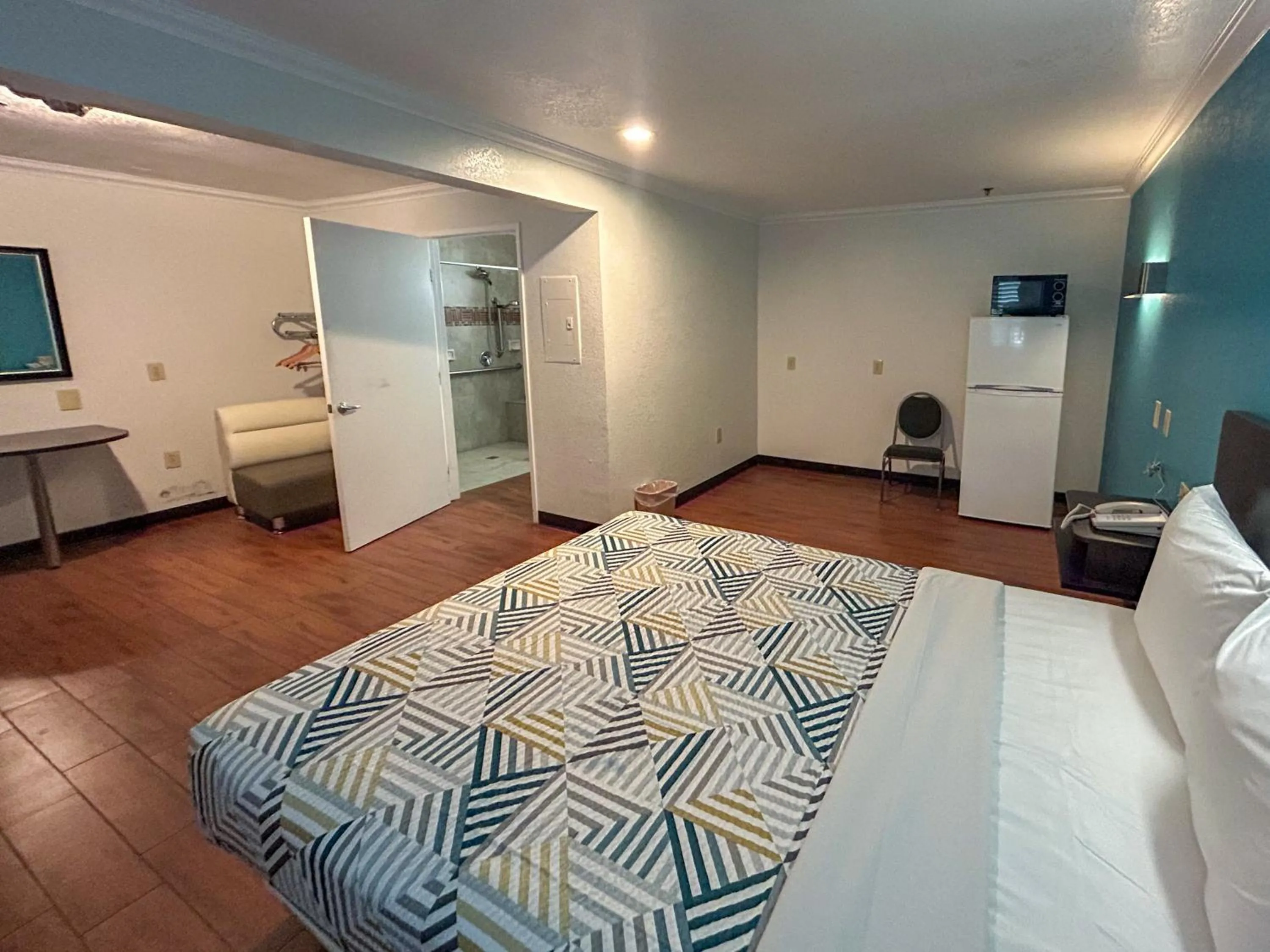 Bedroom, Bed in Studio 6 Ontario CA Convention Center Airport