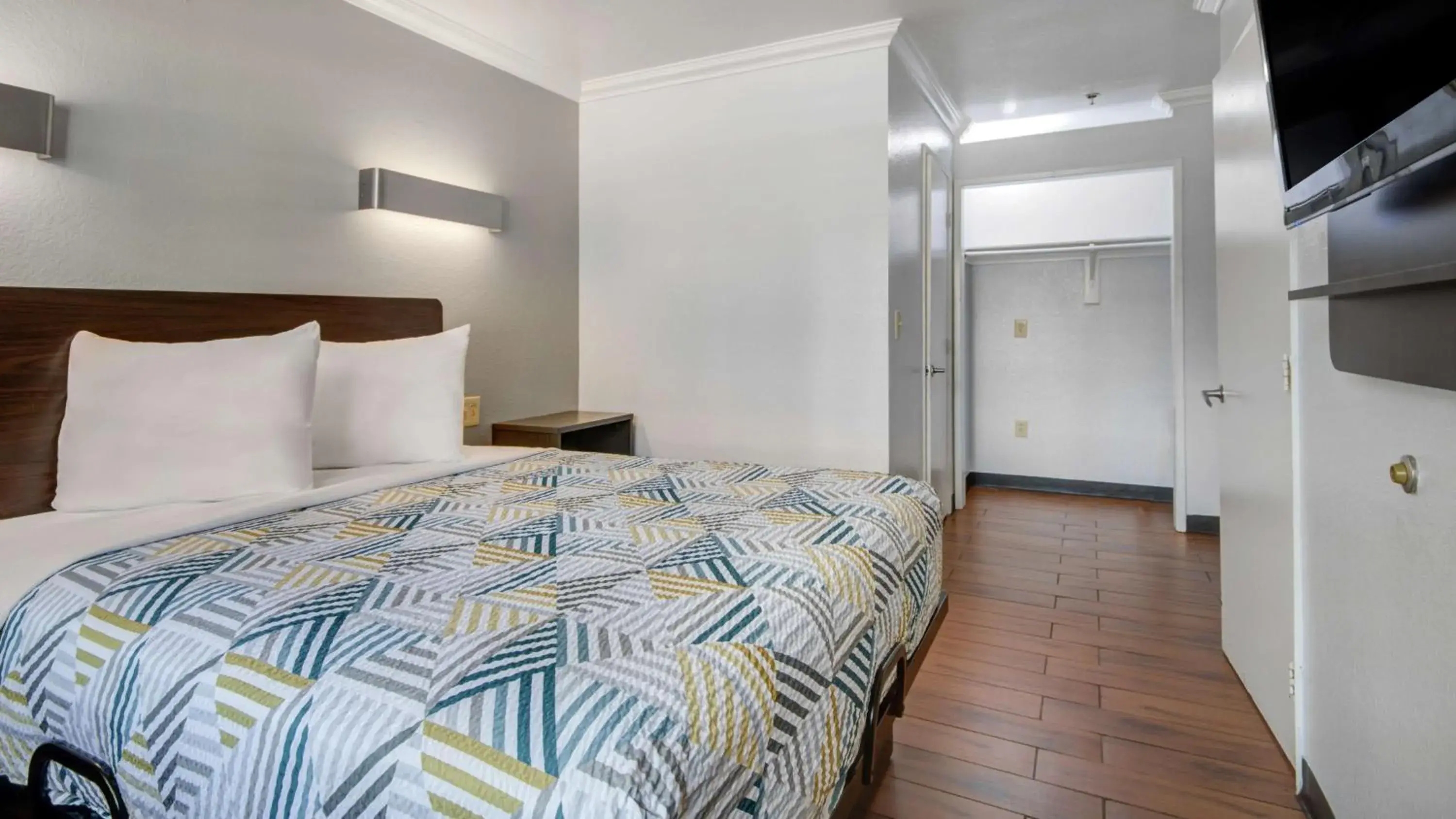 Photo of the whole room, Bed in Studio 6 Ontario CA Convention Center Airport Photo of the whole room, Bed in Studio 6 Ontario CA Convention Center Airport