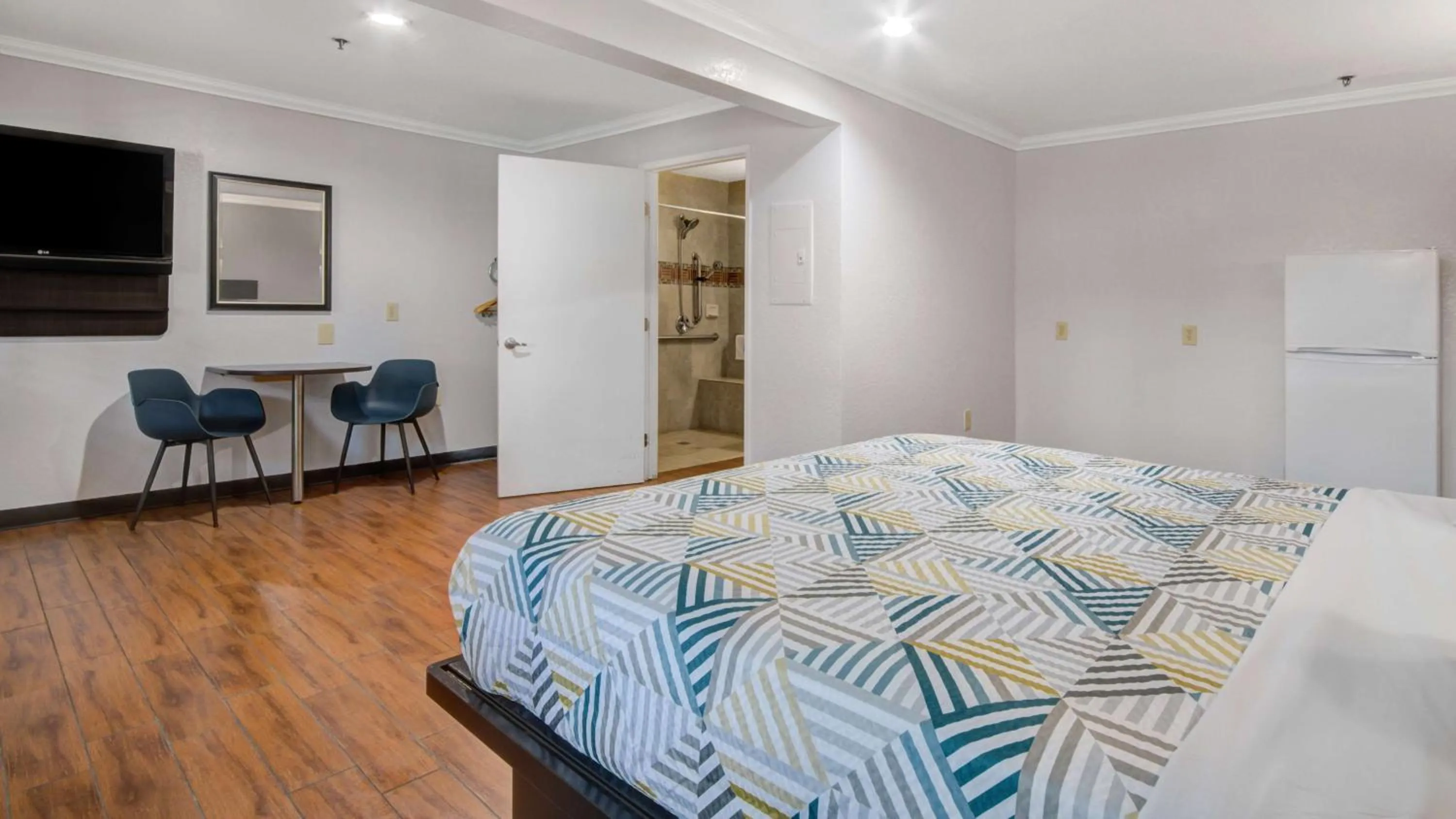 Photo of the whole room, Bed in Studio 6 Ontario CA Convention Center Airport