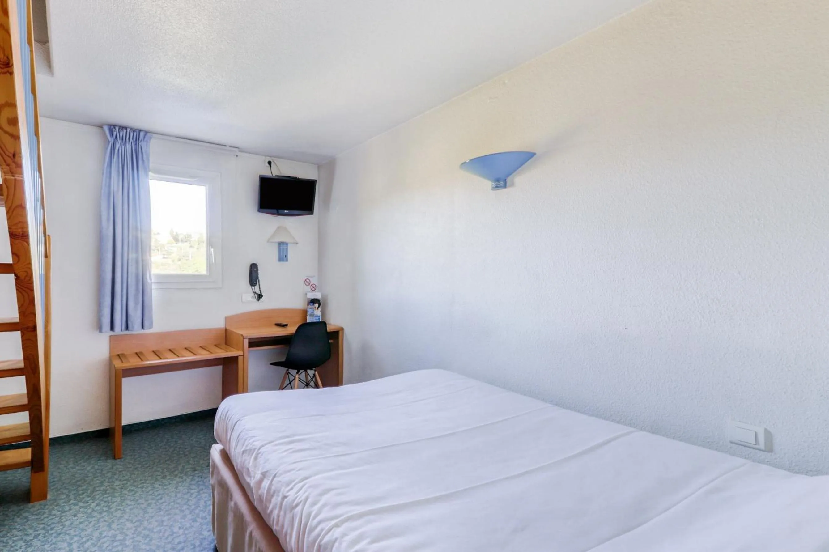 Bed in Brit Hotel Essentiel Saint-Flour