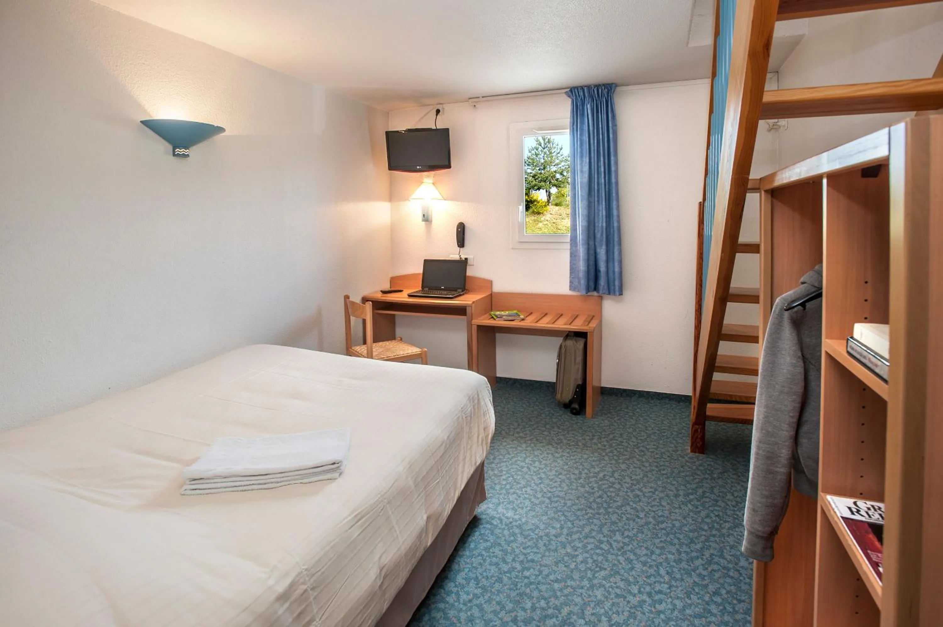 Photo of the whole room, Bed in Brit Hotel Essentiel Saint-Flour