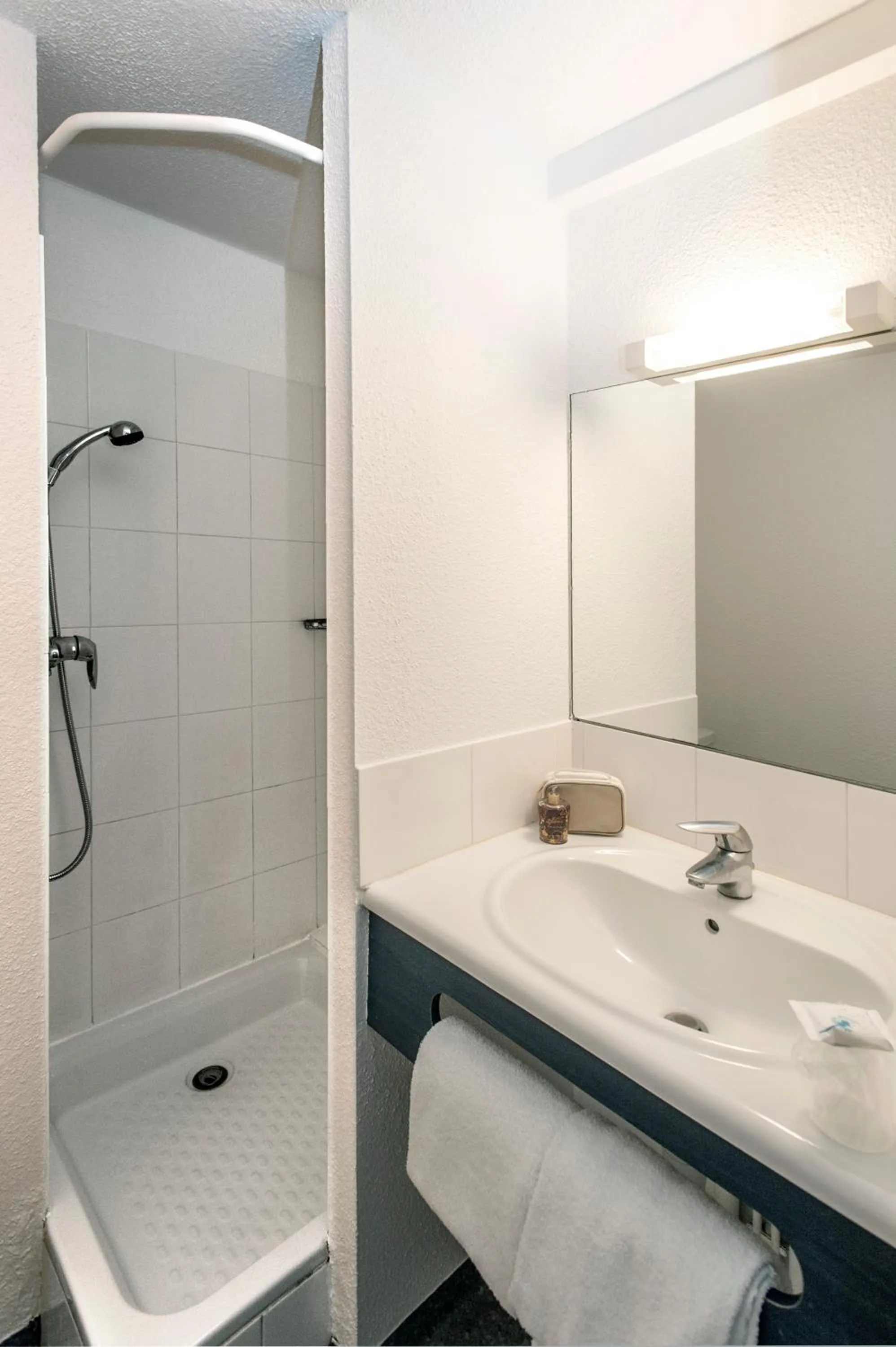 Shower in Brit Hotel Essentiel Saint-Flour