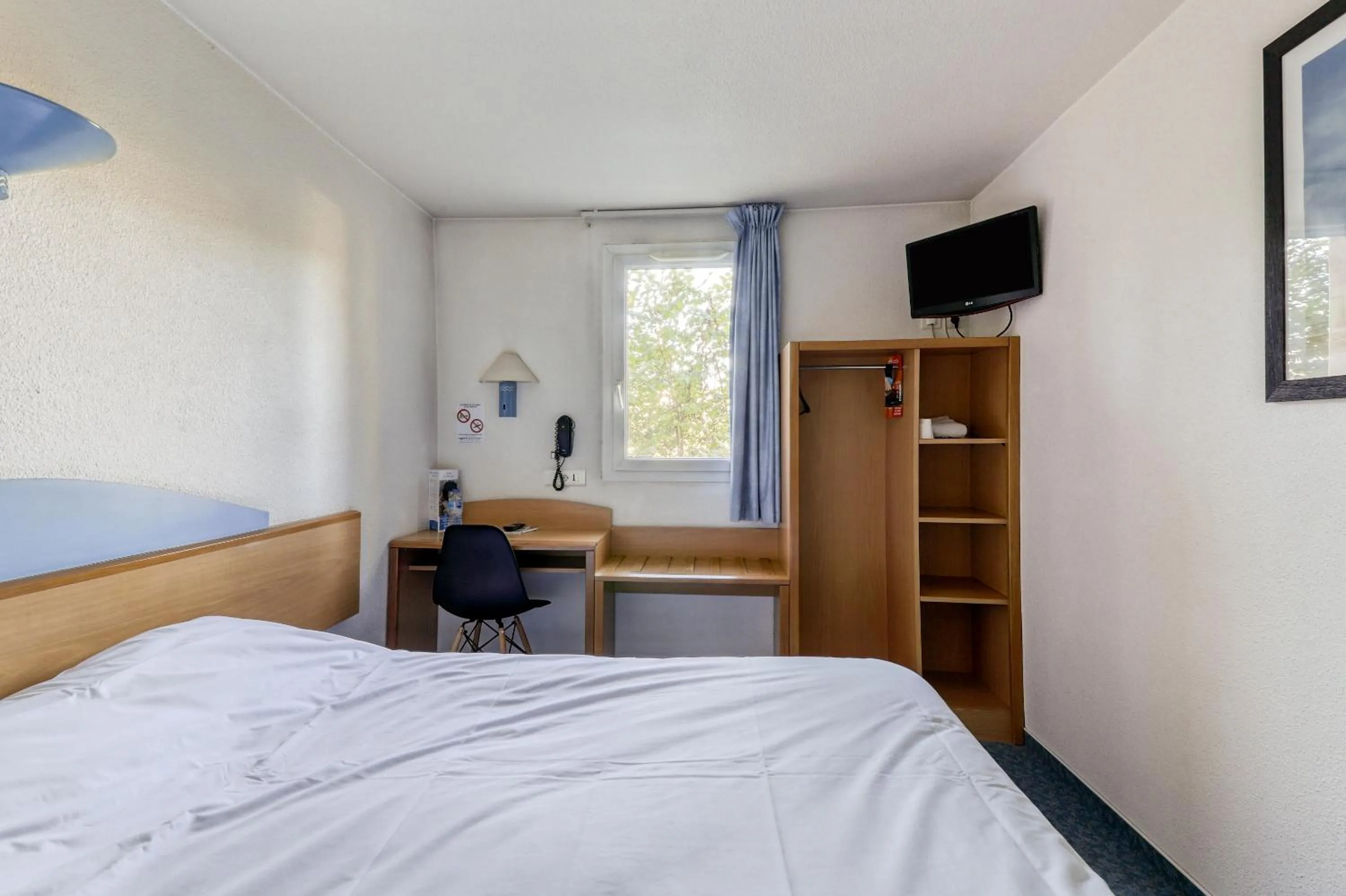 Bed in Brit Hotel Essentiel Saint-Flour