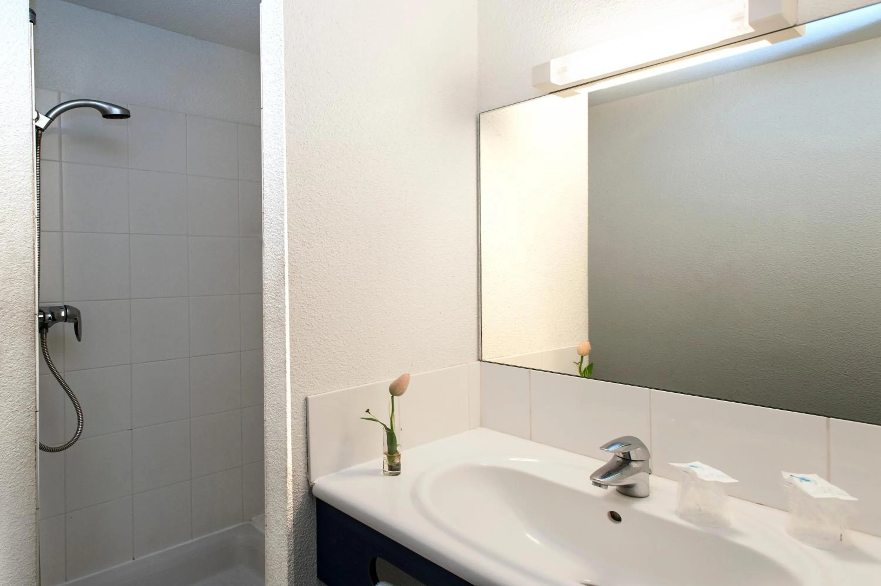 Bathroom in Brit Hotel Essentiel Saint-Flour