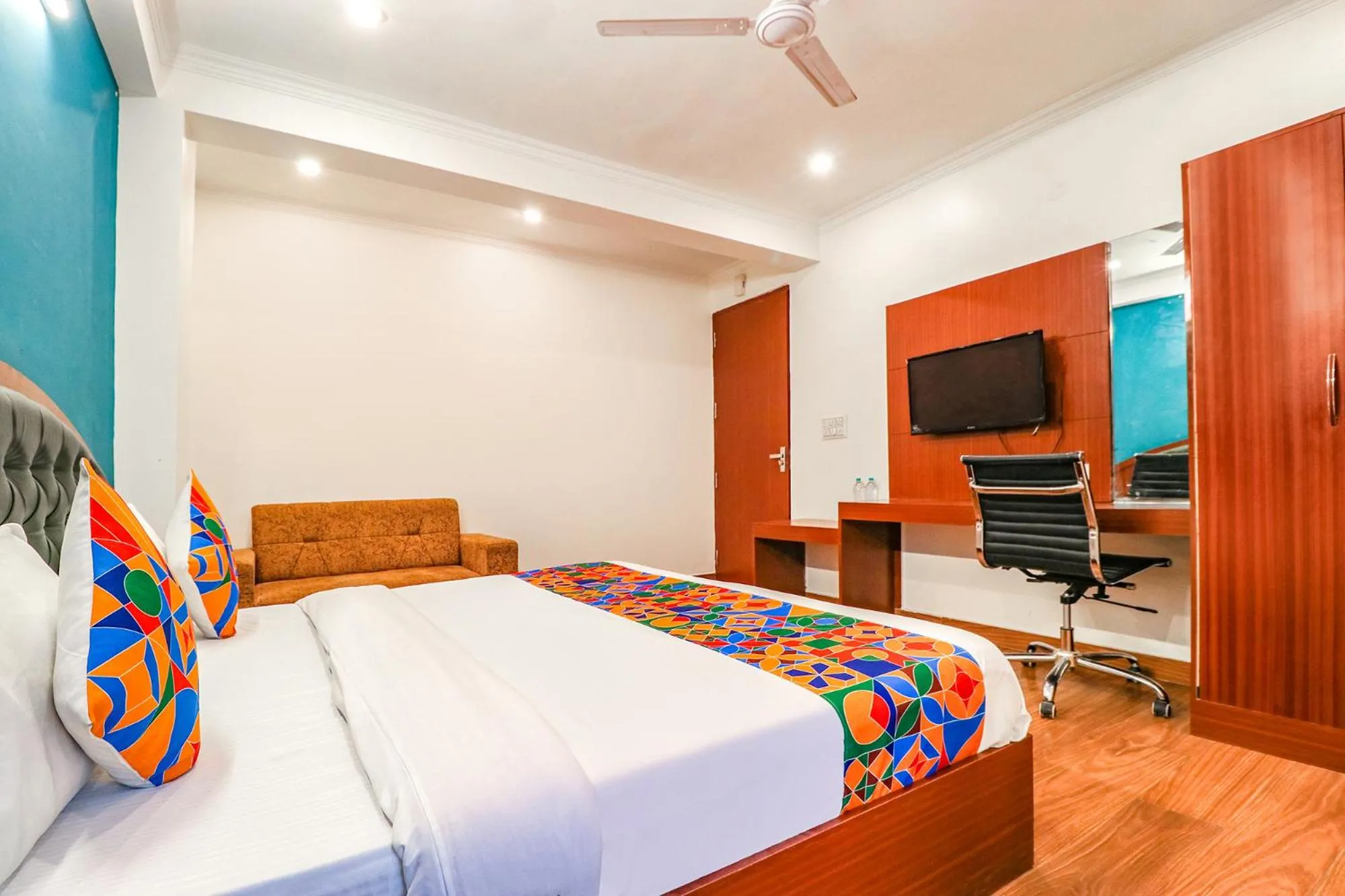 Communal lounge/ TV room, Bed in FabHotel Lime Tree Near Yashobhoomi Convention Centre