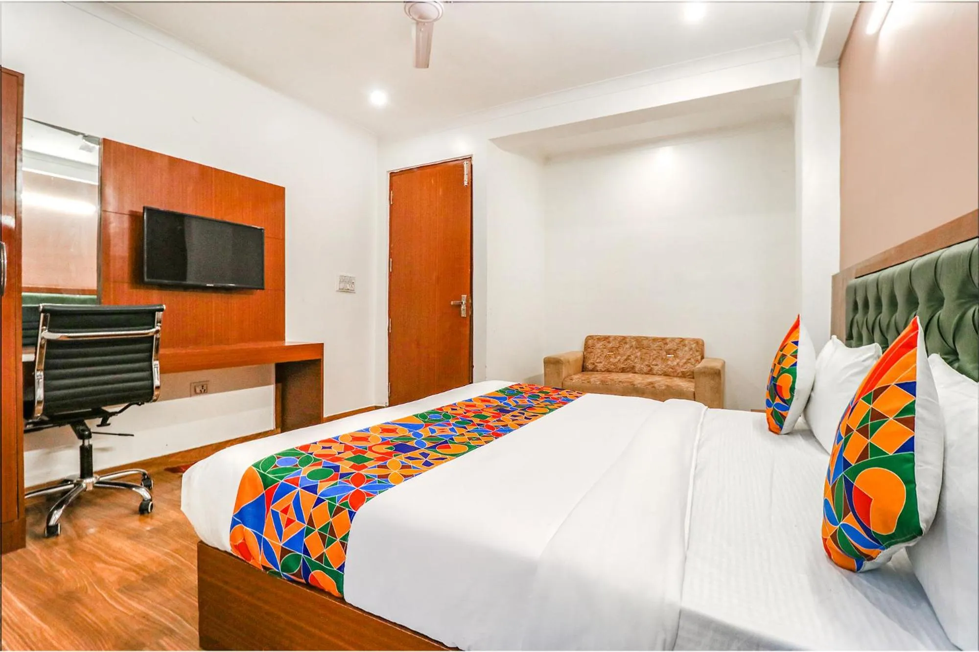 Communal lounge/ TV room, Bed in FabHotel Lime Tree Near Yashobhoomi Convention Centre