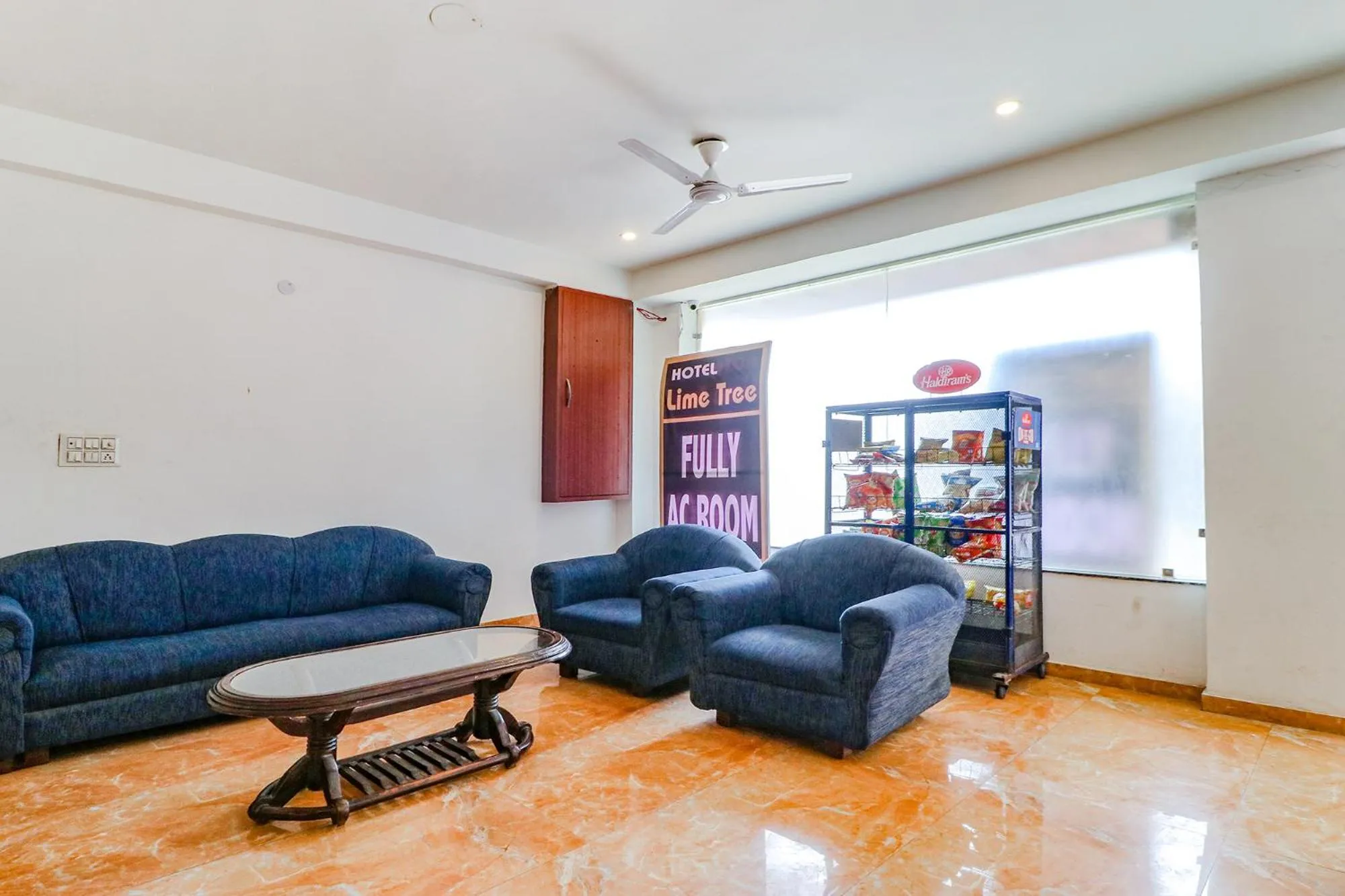 Seating area in FabHotel Lime Tree Near Yashobhoomi Convention Centre