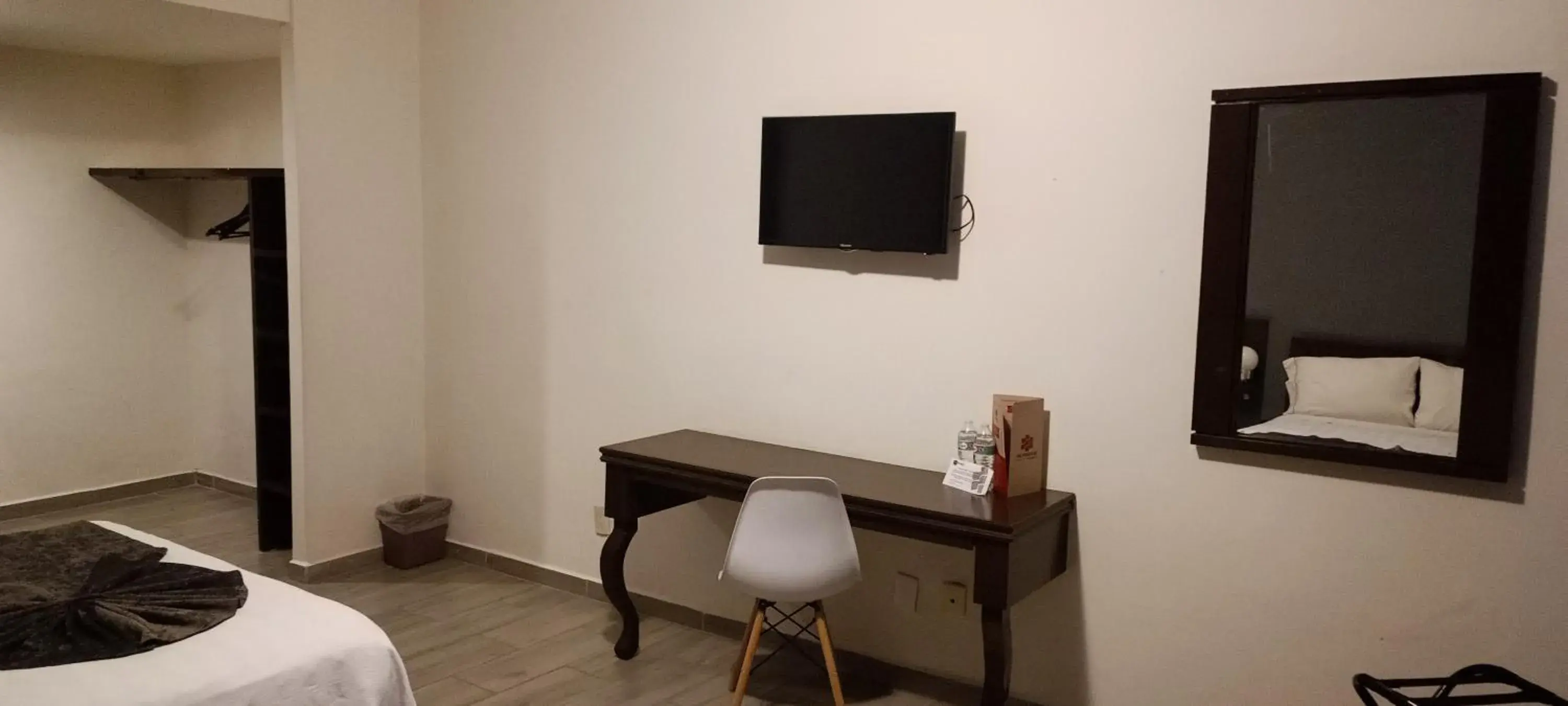 TV and multimedia, Bed in Hotel Las Pergolas TV and multimedia, Bed in Hotel Las Pergolas