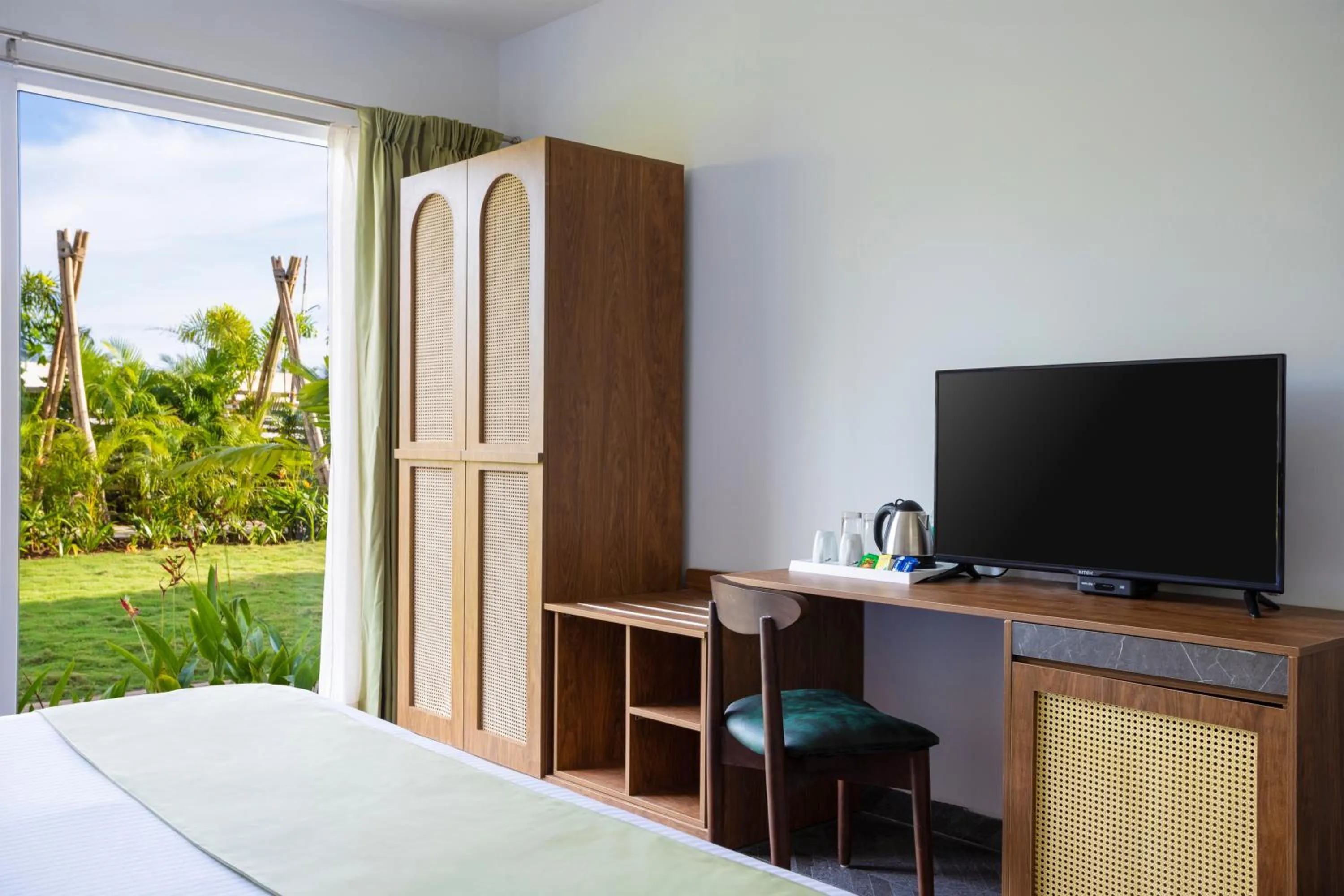 TV and multimedia, Bed in Sibaya Beach Resort, Morjim