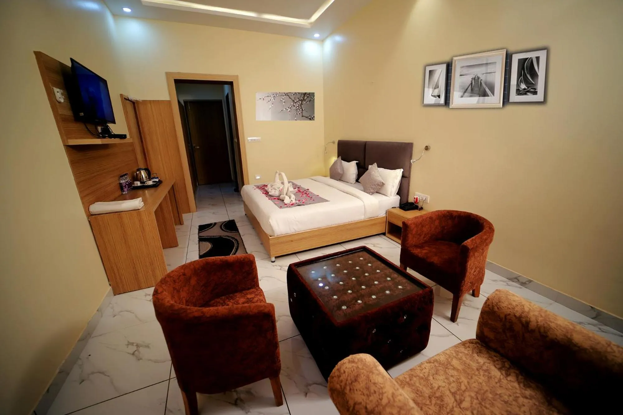 Seating area, Bed in The Grand Jabalpur