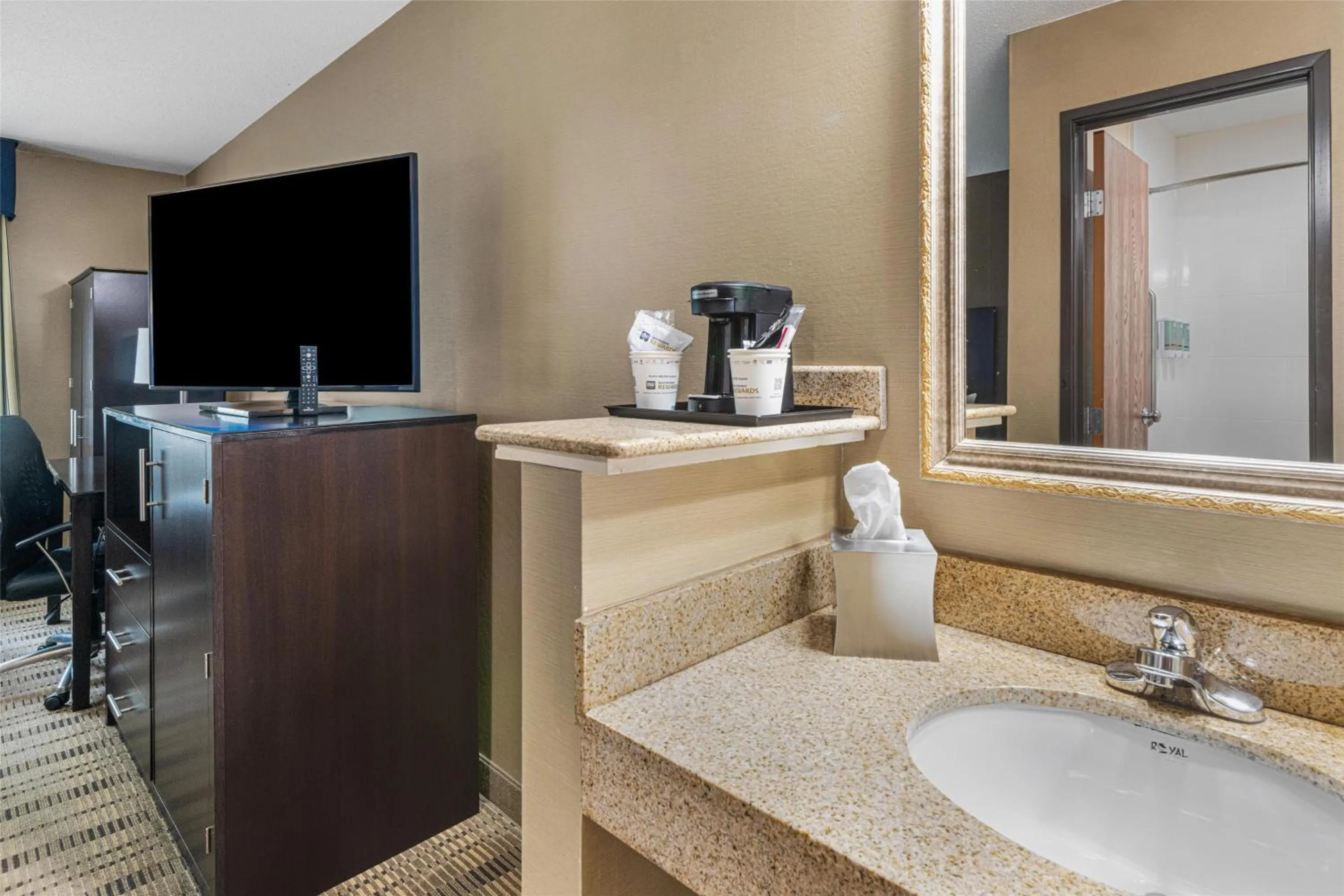 Bedroom in Best Western Providence Warwick Airport Inn