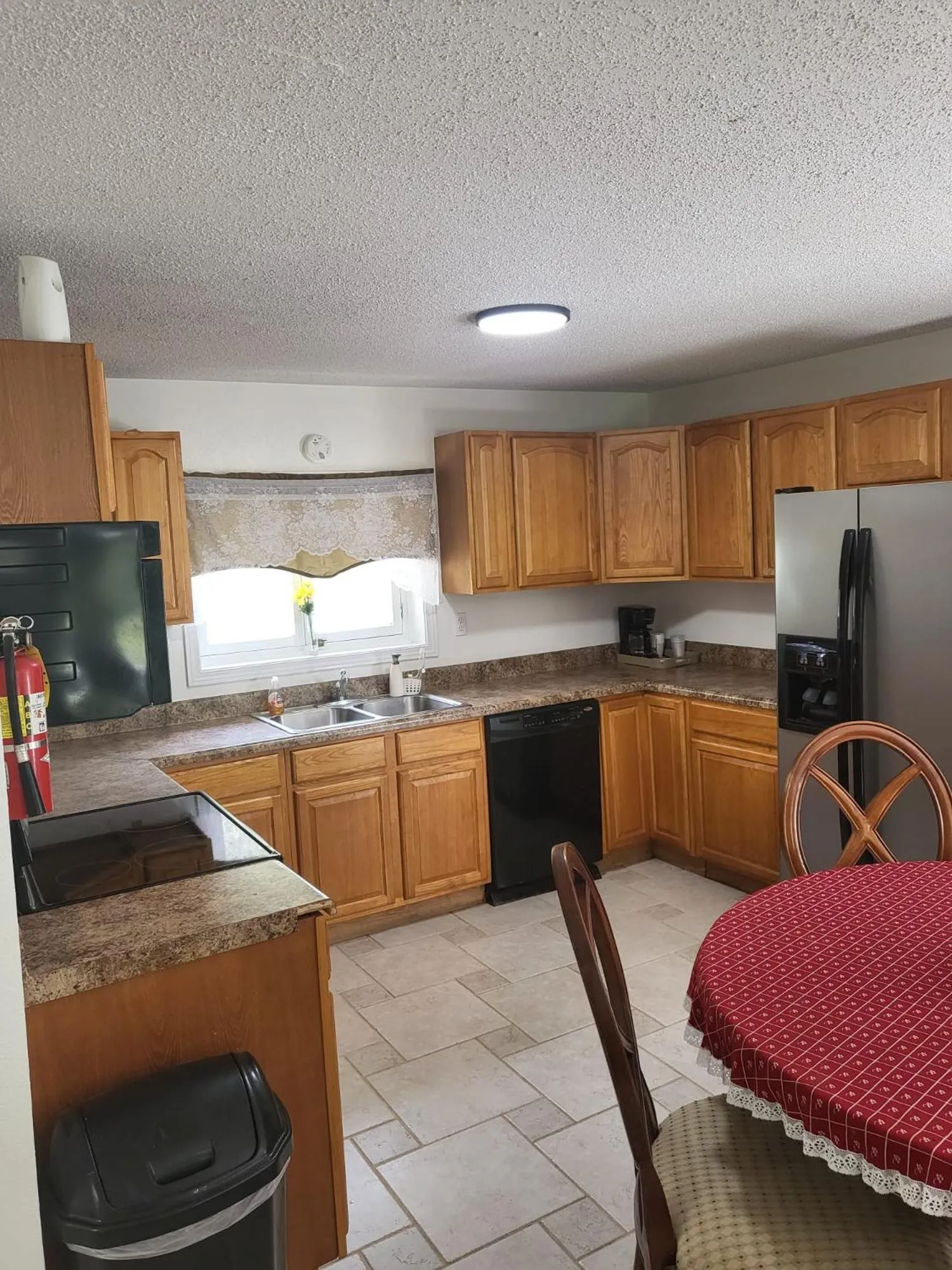 Kitchen or kitchenette in Pinetree Inn