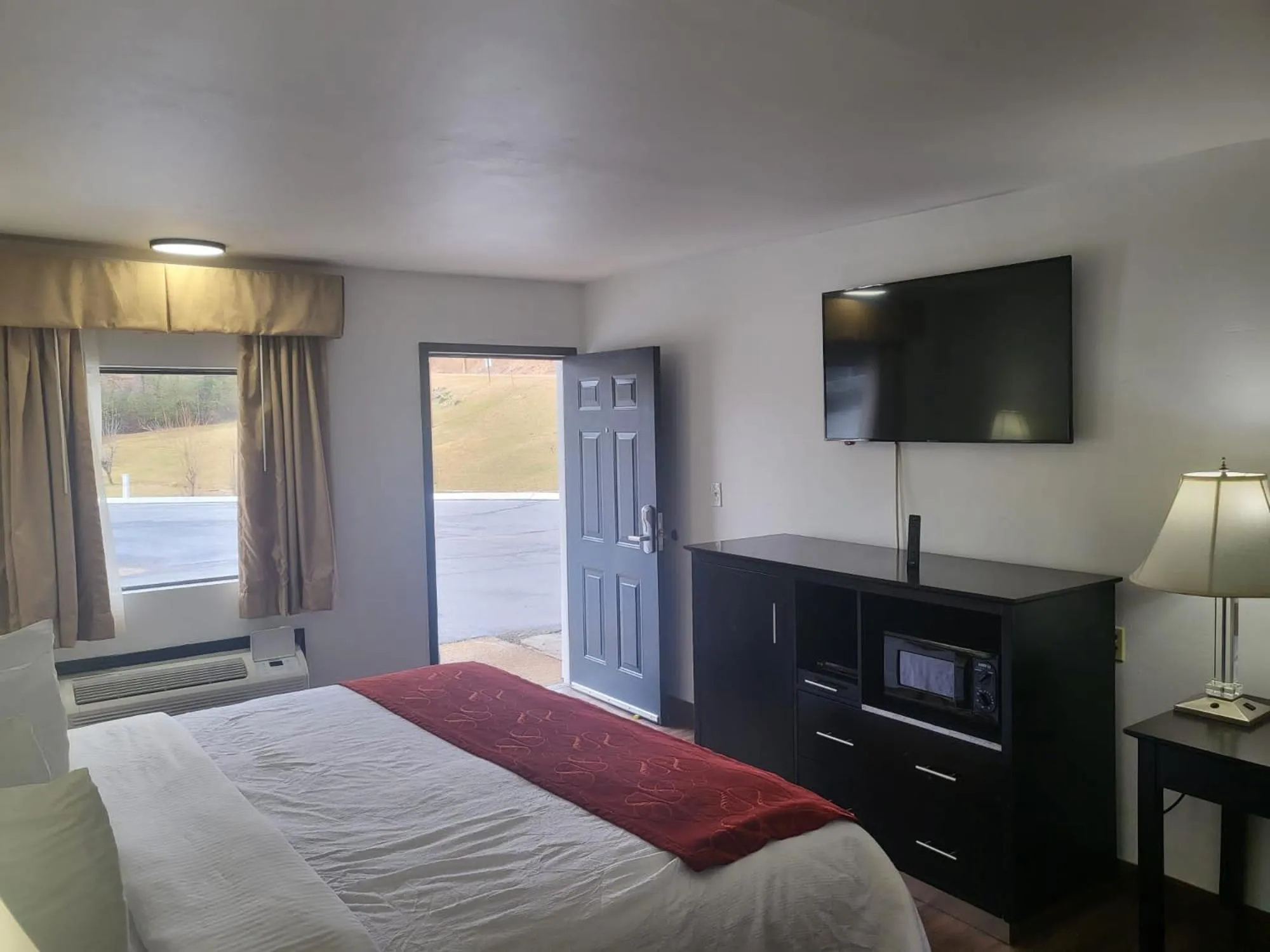 View (from property/room), Bed in Pinetree Inn