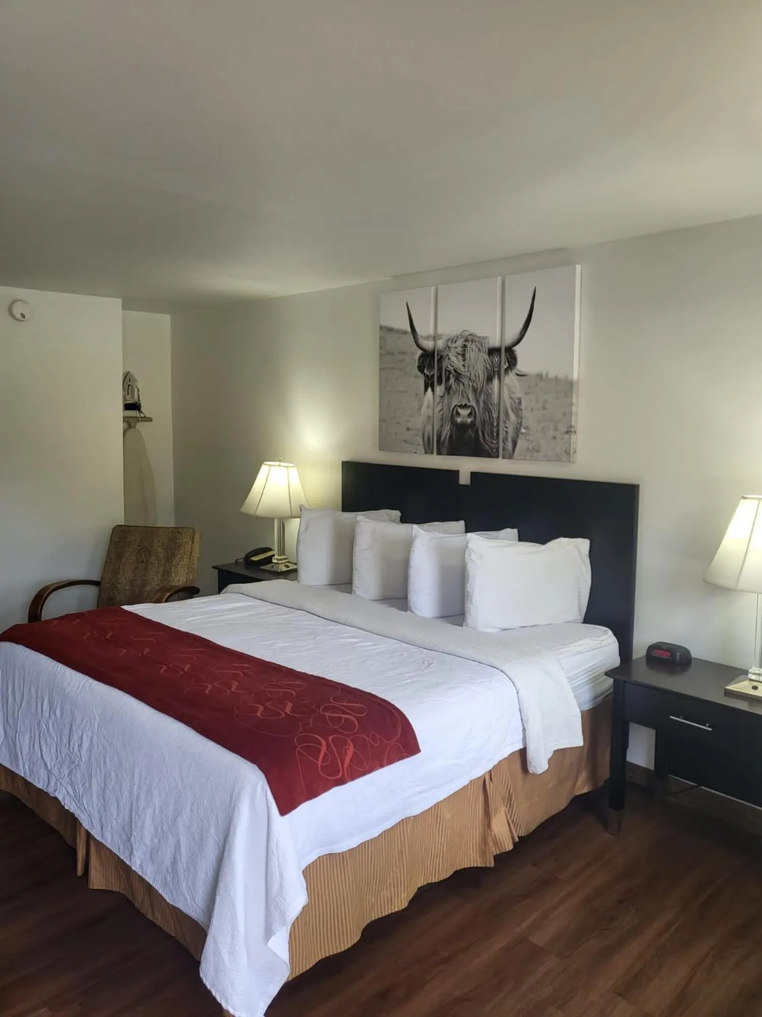 Bedroom, Bed in Pinetree Inn