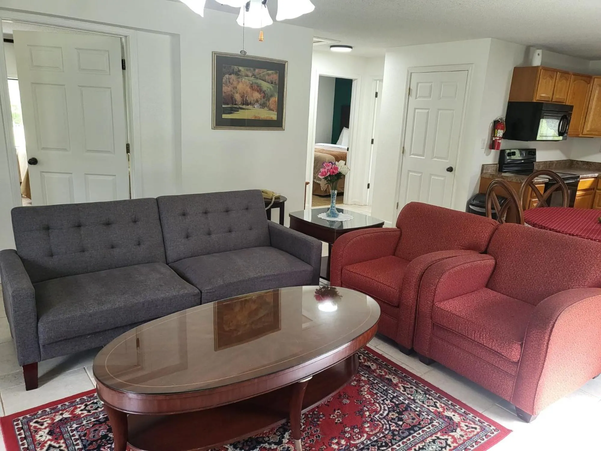 Living room in Pinetree Inn