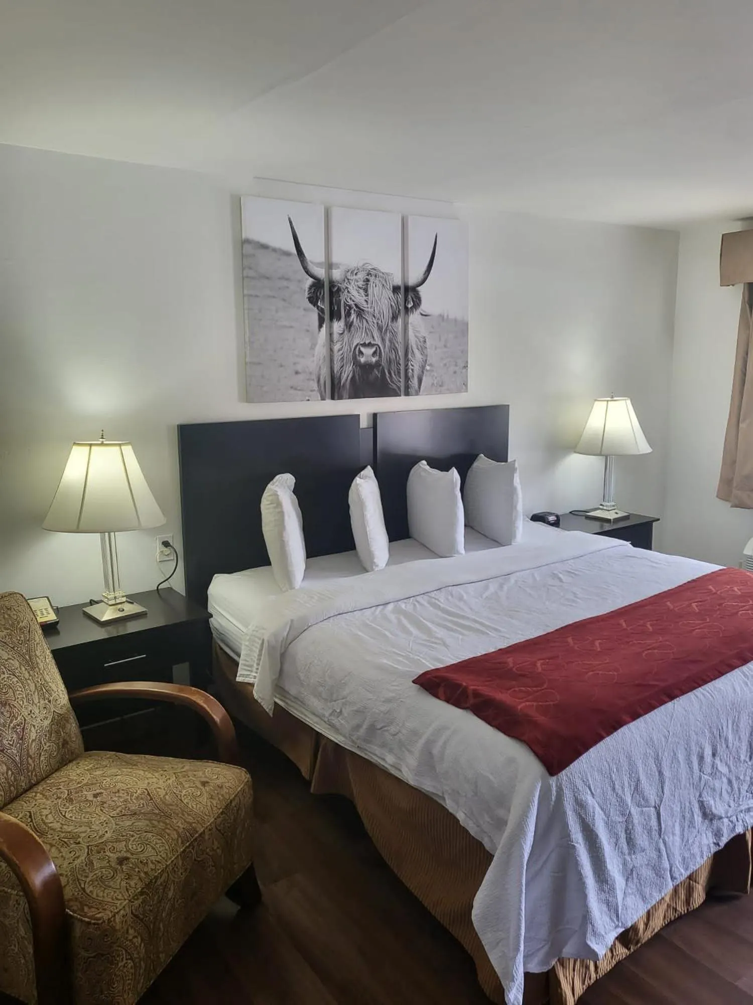 Bedroom, Bed in Pinetree Inn