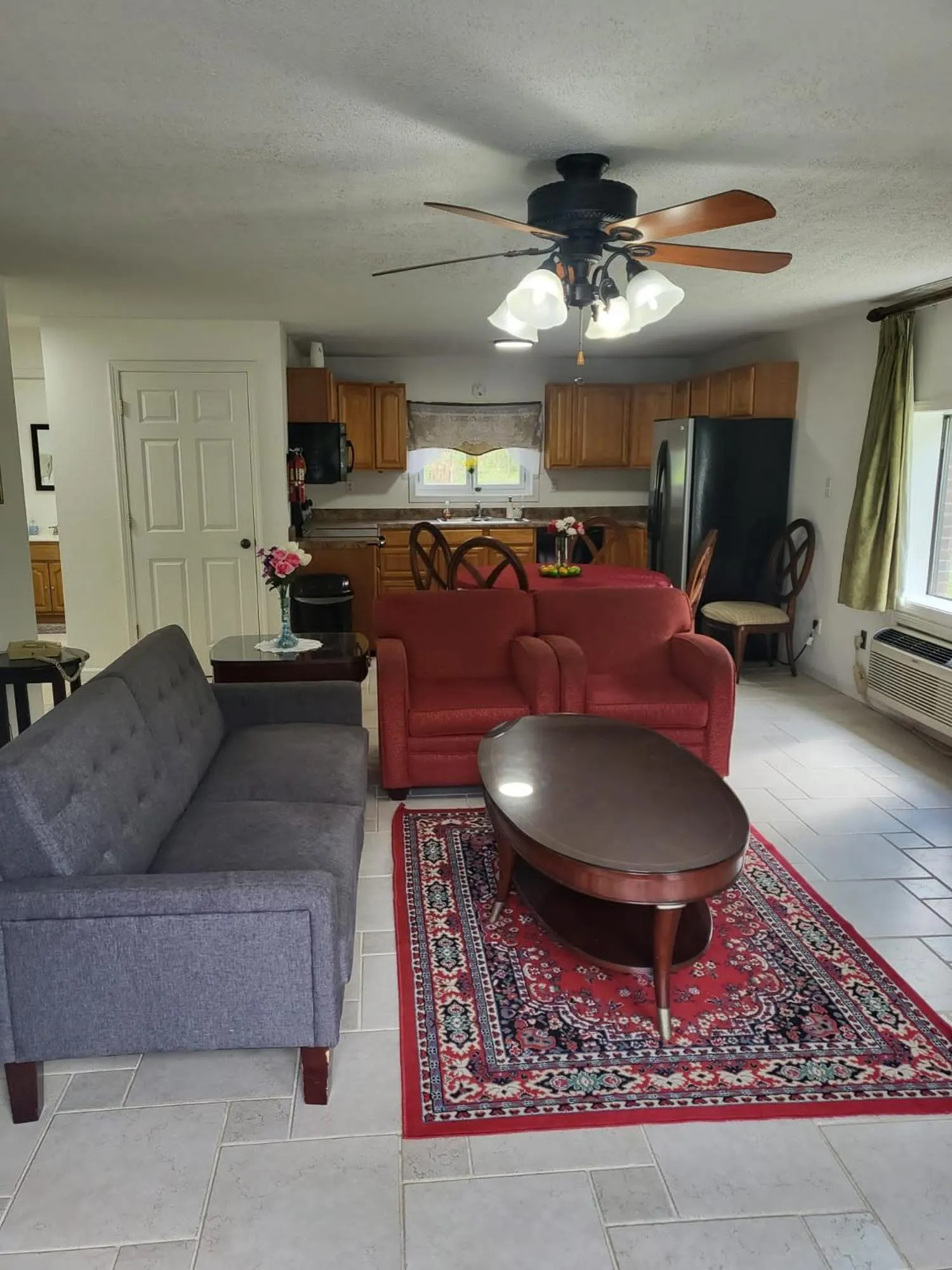 Kitchen or kitchenette in Pinetree Inn